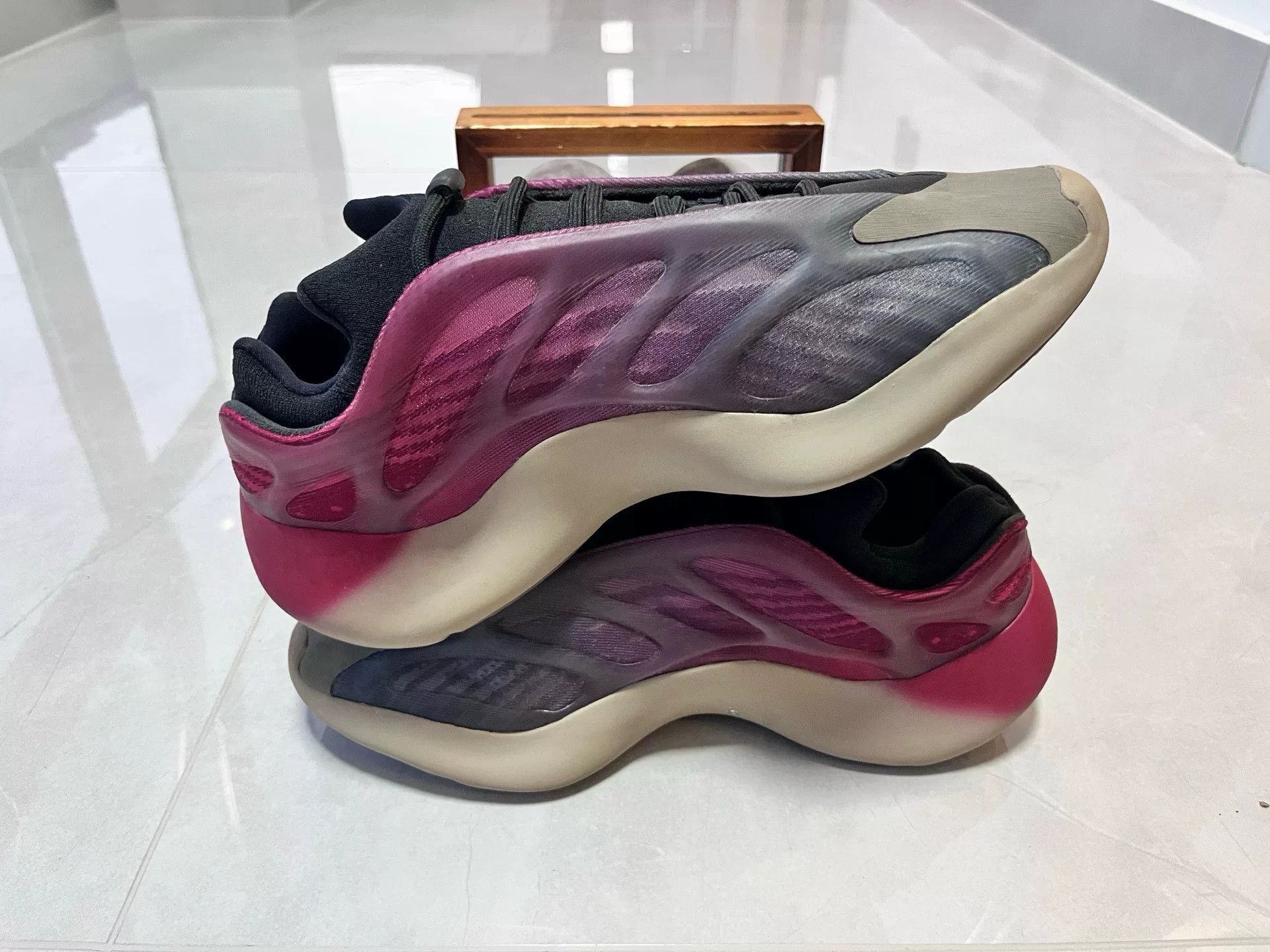 Adidas Adidas YEEZY700 Gradient Multi Lowtop Sneakers 9 Men Size US 9 / EU 42 - 3 Thumbnail
