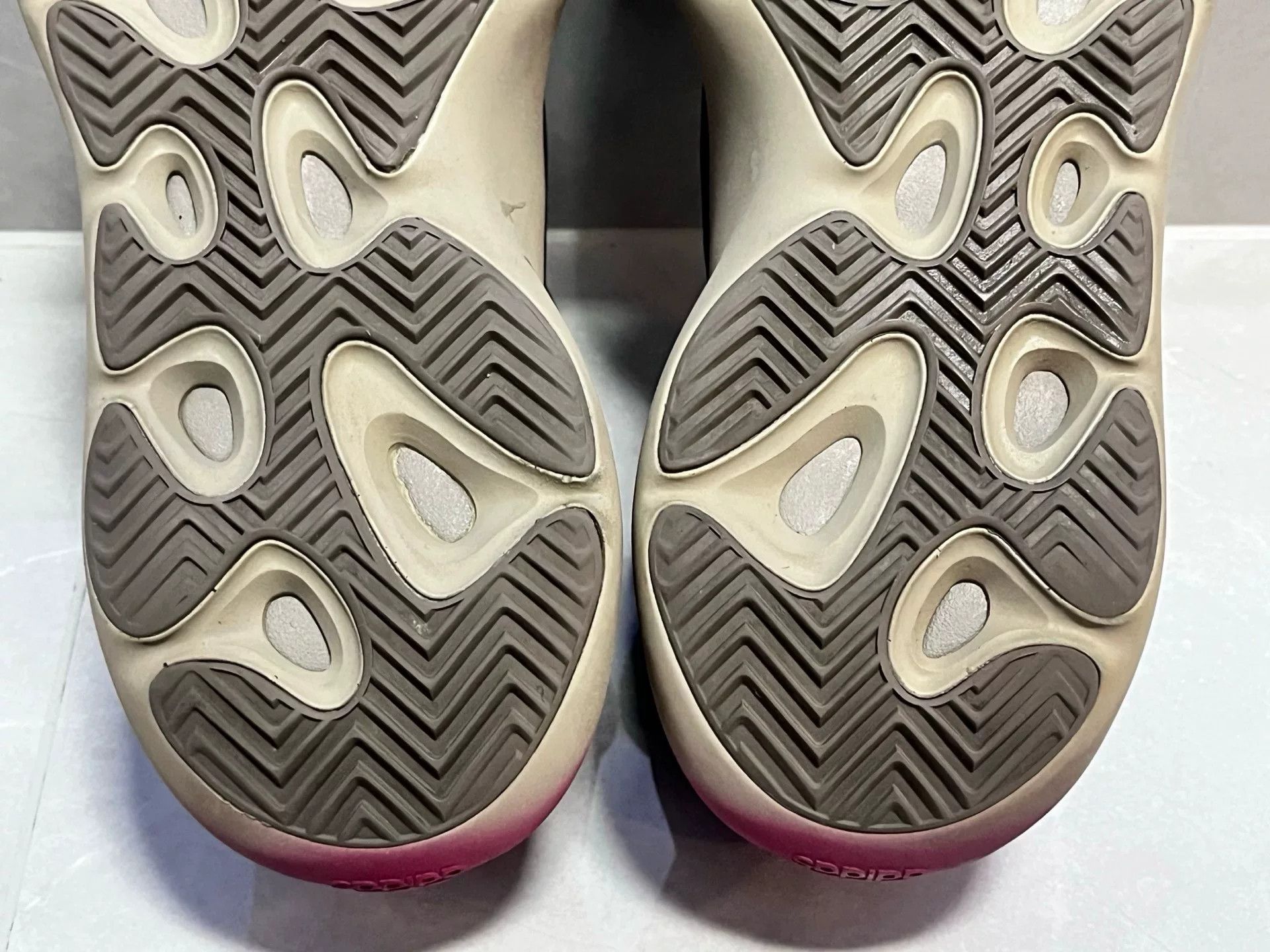 Adidas Adidas YEEZY700 Gradient Multi Lowtop Sneakers 9 Men Size US 9 / EU 42 - 8 Thumbnail