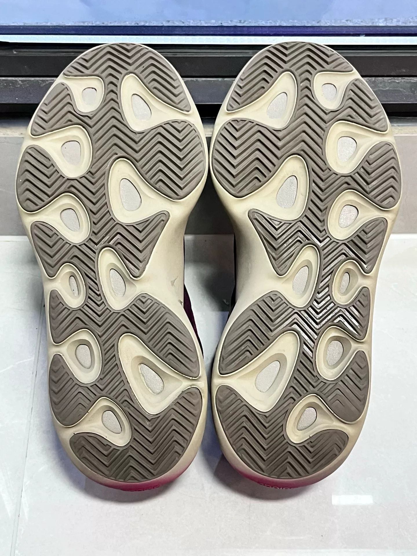 Adidas Adidas YEEZY700 Gradient Multi Lowtop Sneakers 9 Men Size US 9 / EU 42 - 6 Thumbnail