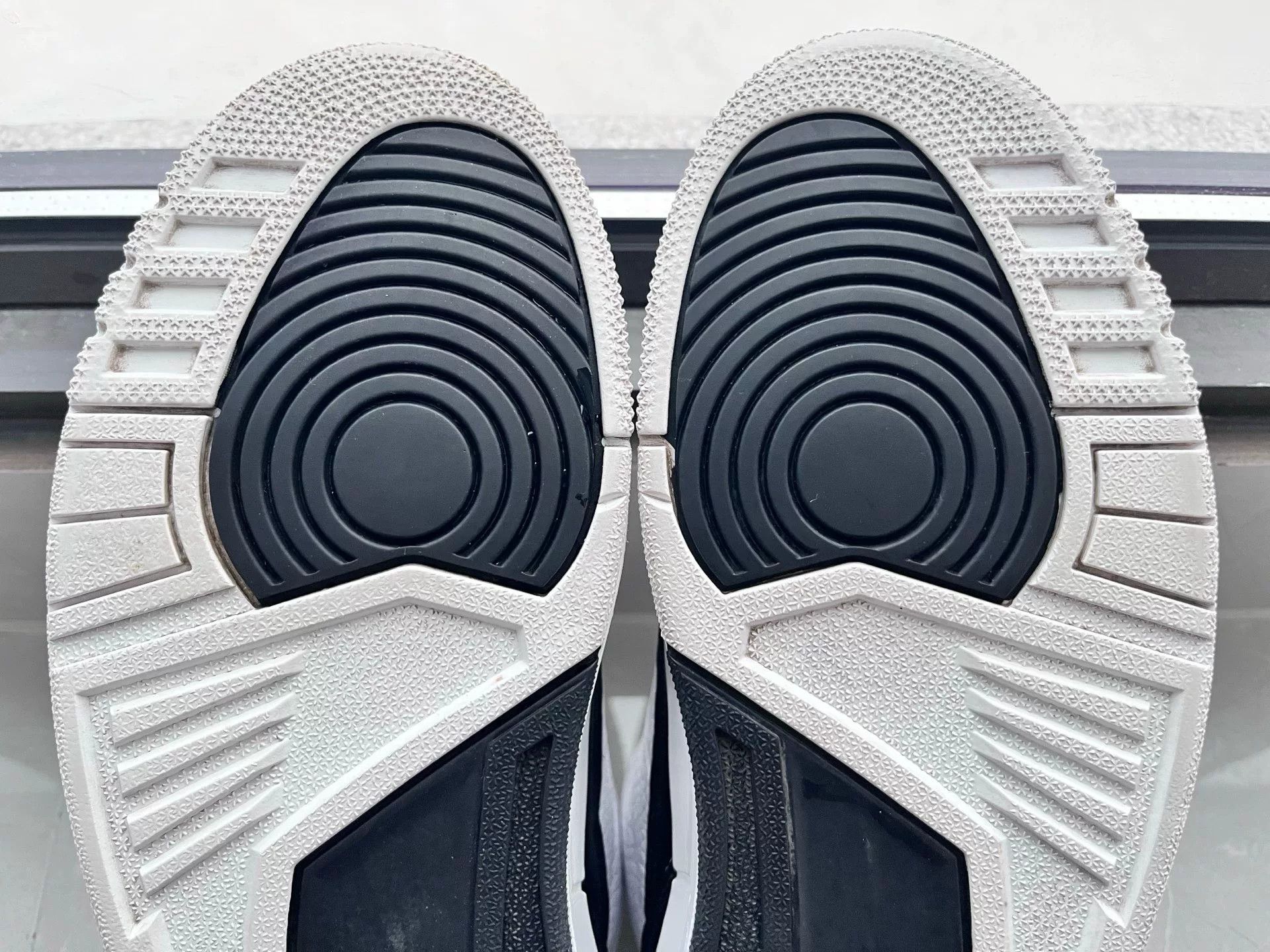 Nike Nike AJ3 Lowtop Sneakers 8 Men Size US 8 / EU 41 - 6 Thumbnail