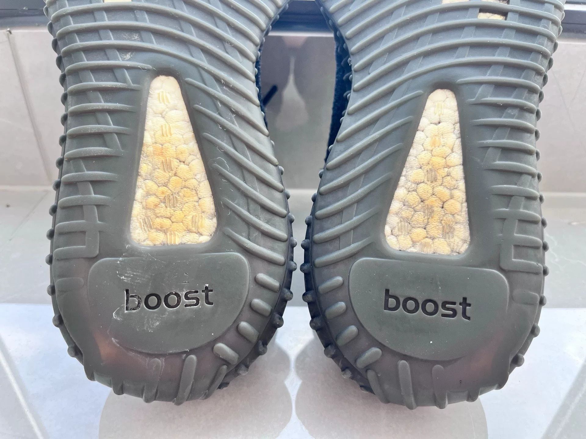 Adidas Adidas YEEZY350 Black Lowtop Sneakers 10 Men Size US 10 / EU 43 - 8 Thumbnail