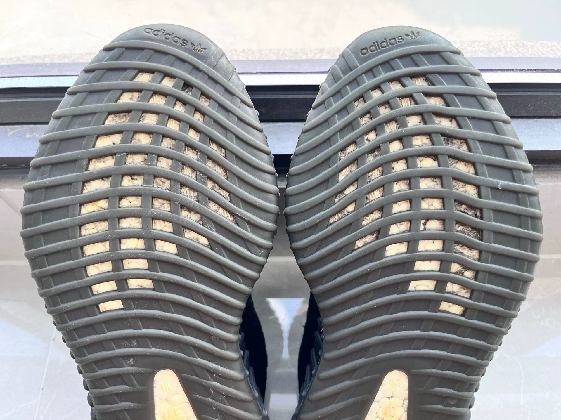 Adidas Adidas YEEZY350 Black Lowtop Sneakers 10 Men Size US 10 / EU 43 - 7 Thumbnail