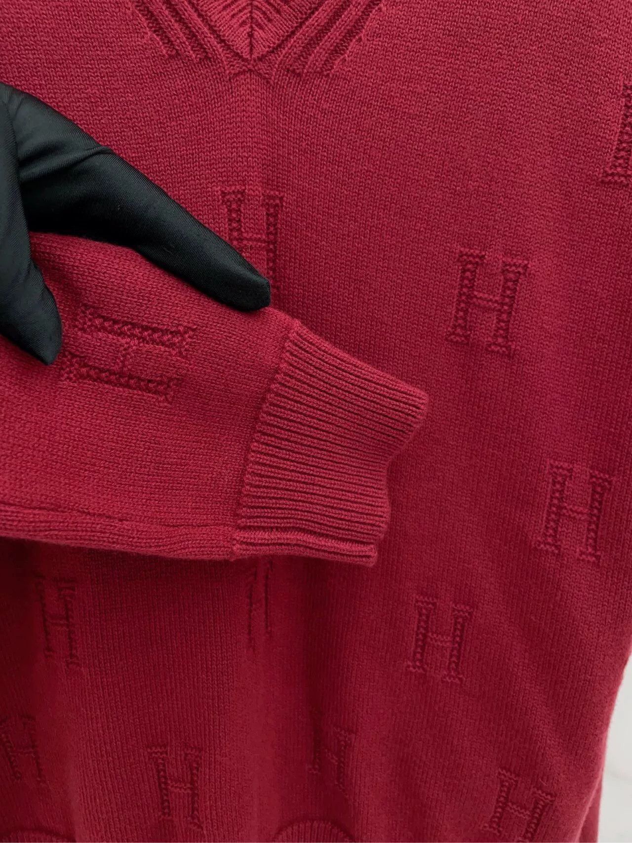 Hermes Hermes Red H V-neck Cashmere Sweater Size XXS / US 00 / IT 34 - 5 Thumbnail