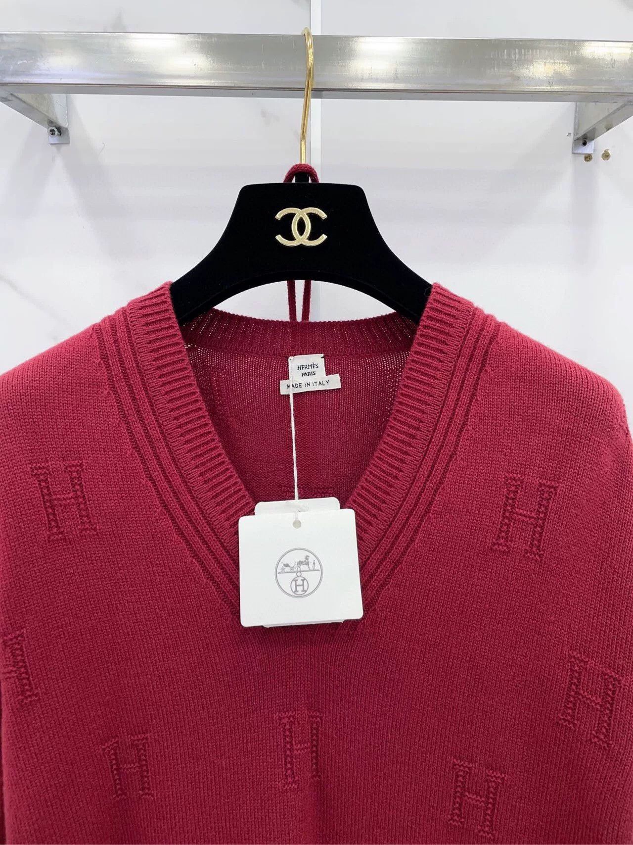 Hermes Hermes Red H V-neck Cashmere Sweater Size XXS / US 00 / IT 34 - 8 Thumbnail