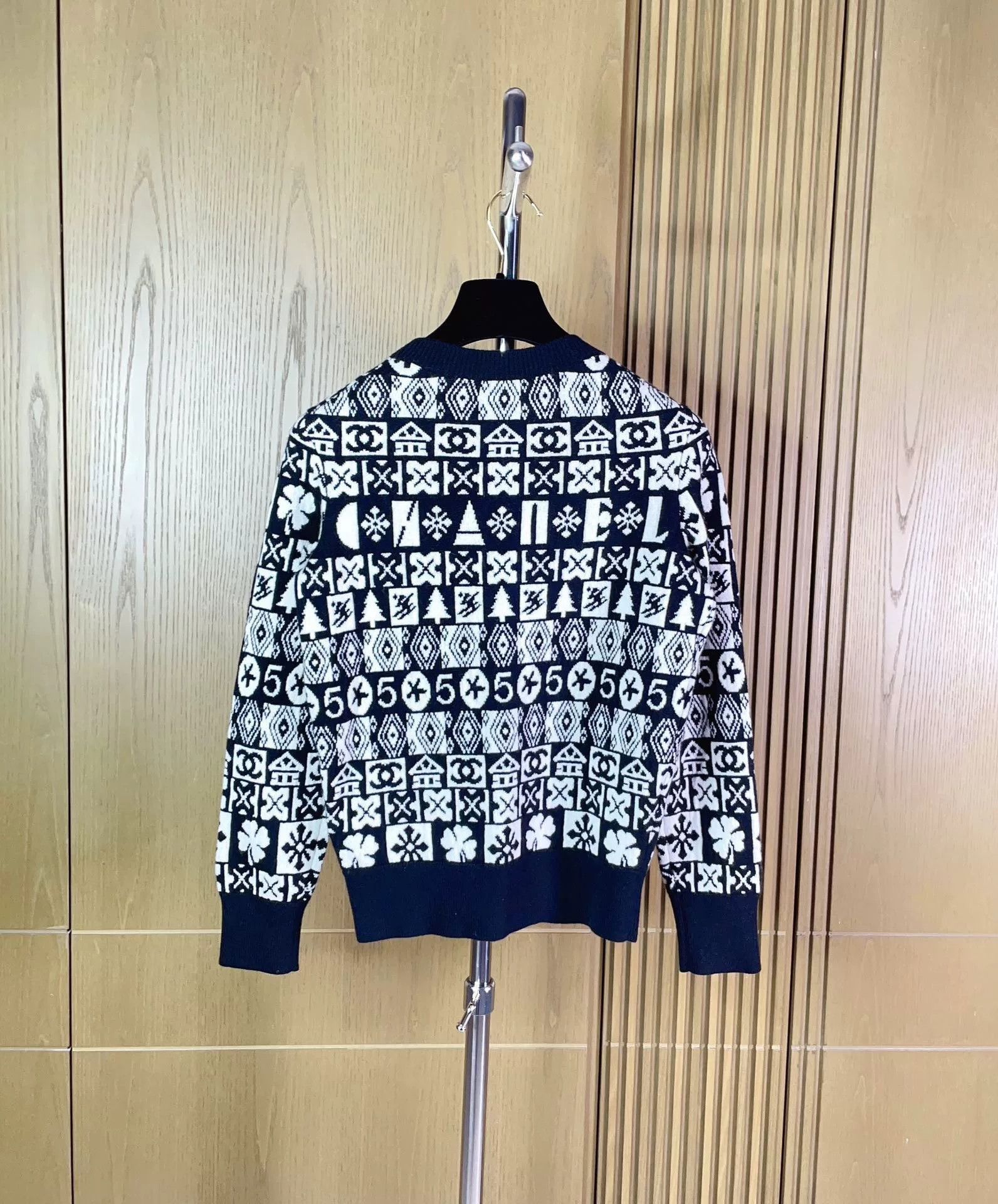 Chanel Chanel 19B Black White Letter Cashmere Sweater Size XXS / US 00 / IT 34 - 2 Thumbnail