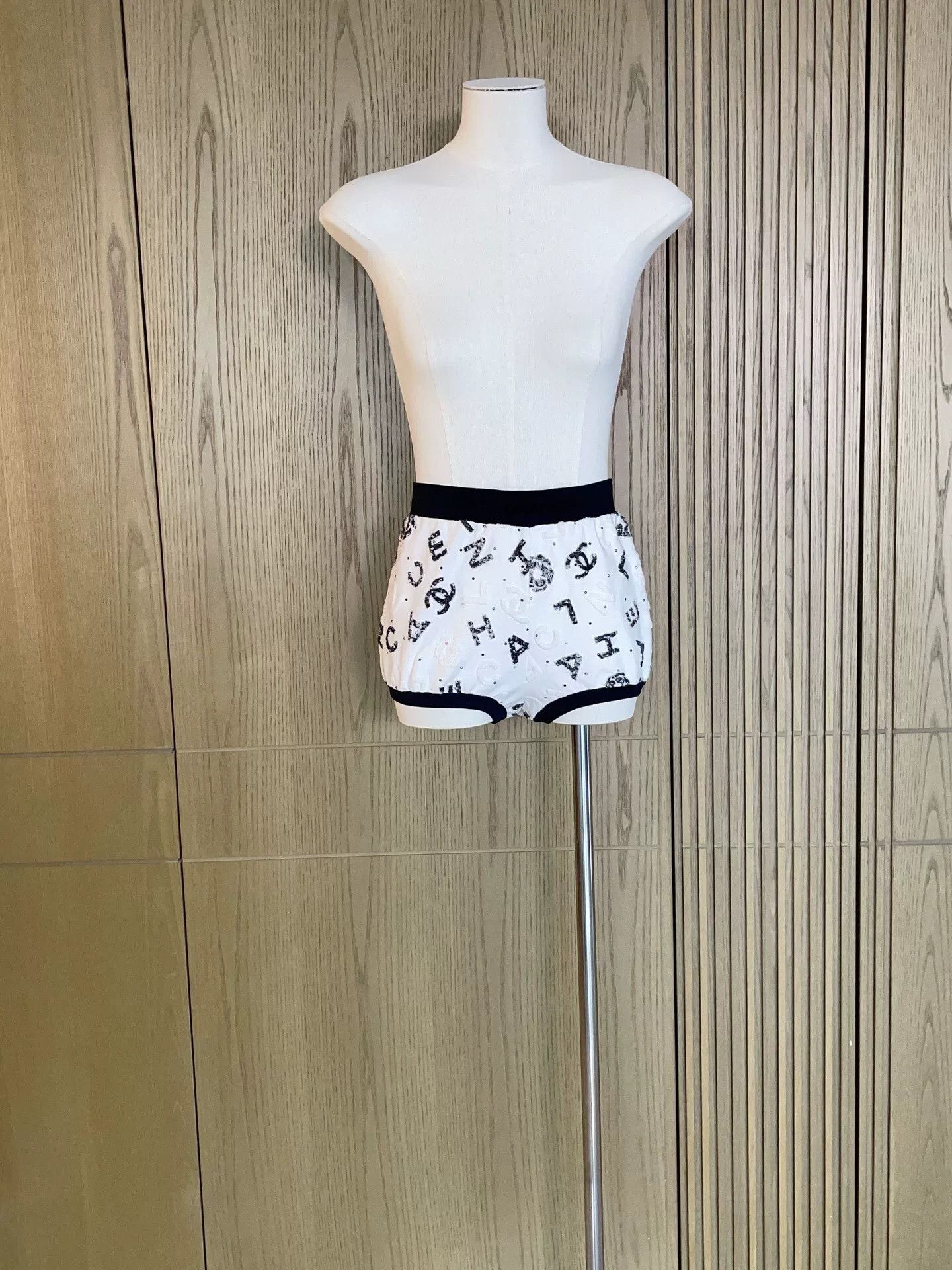 Chanel Chanel 2022 SS Runway Logo Shorts Size 34" / US 12 / IT 48 - 2 Thumbnail