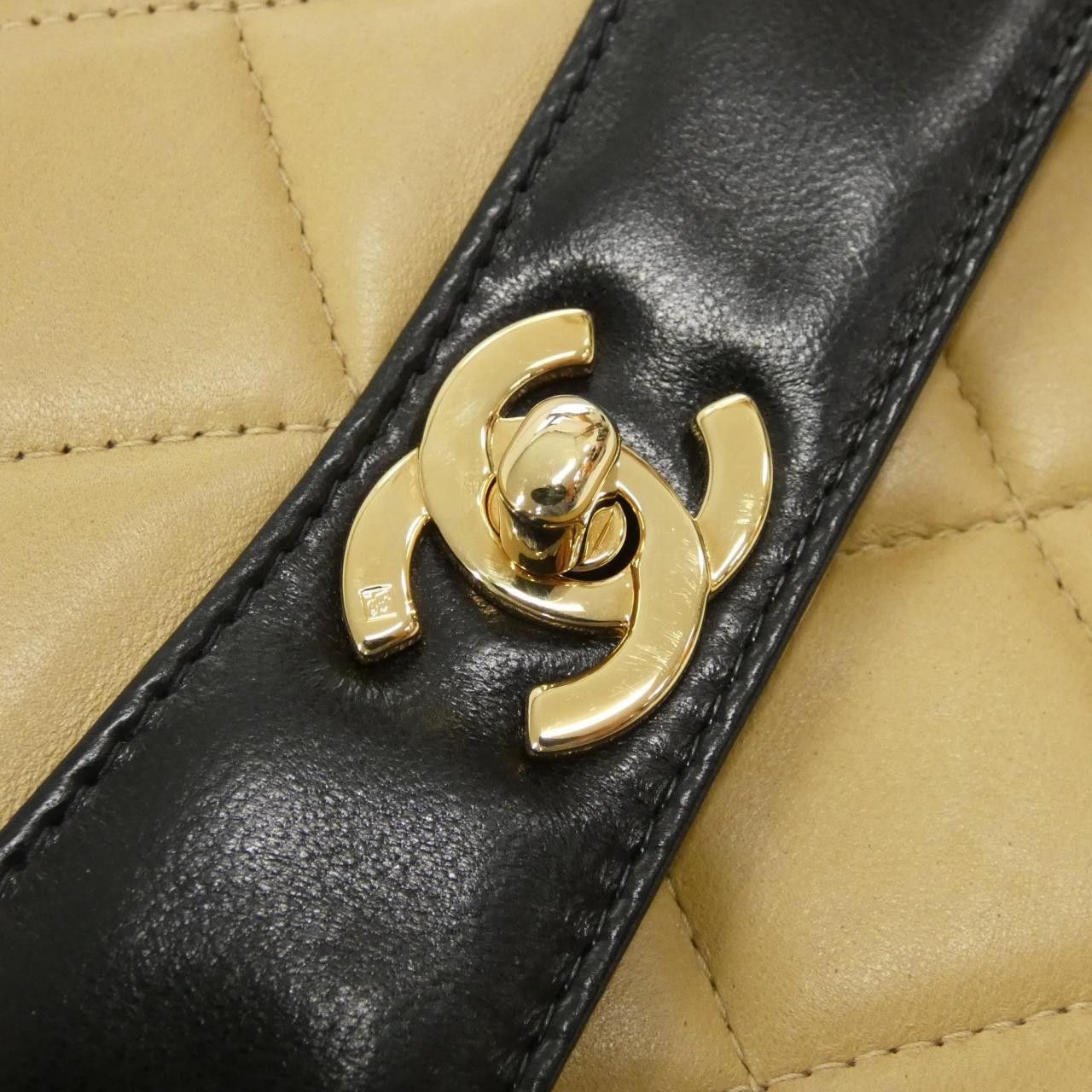 Chanel Chanel Chanel Lambskin Shoulder Bag Leather Shoulder Bag DUTY FREE for USA Size ONE SIZE - 4 Thumbnail
