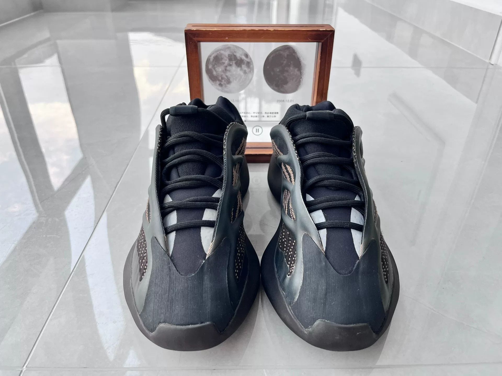 Adidas Adidas YEEZY700 Black Lowtop Sneakers 12 Men Size US 12 / EU 45 - 4 Thumbnail