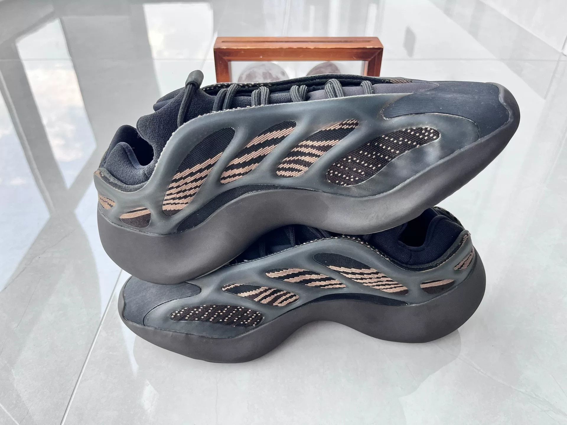 Adidas Adidas YEEZY700 Black Lowtop Sneakers 12 Men Size US 12 / EU 45 - 3 Thumbnail