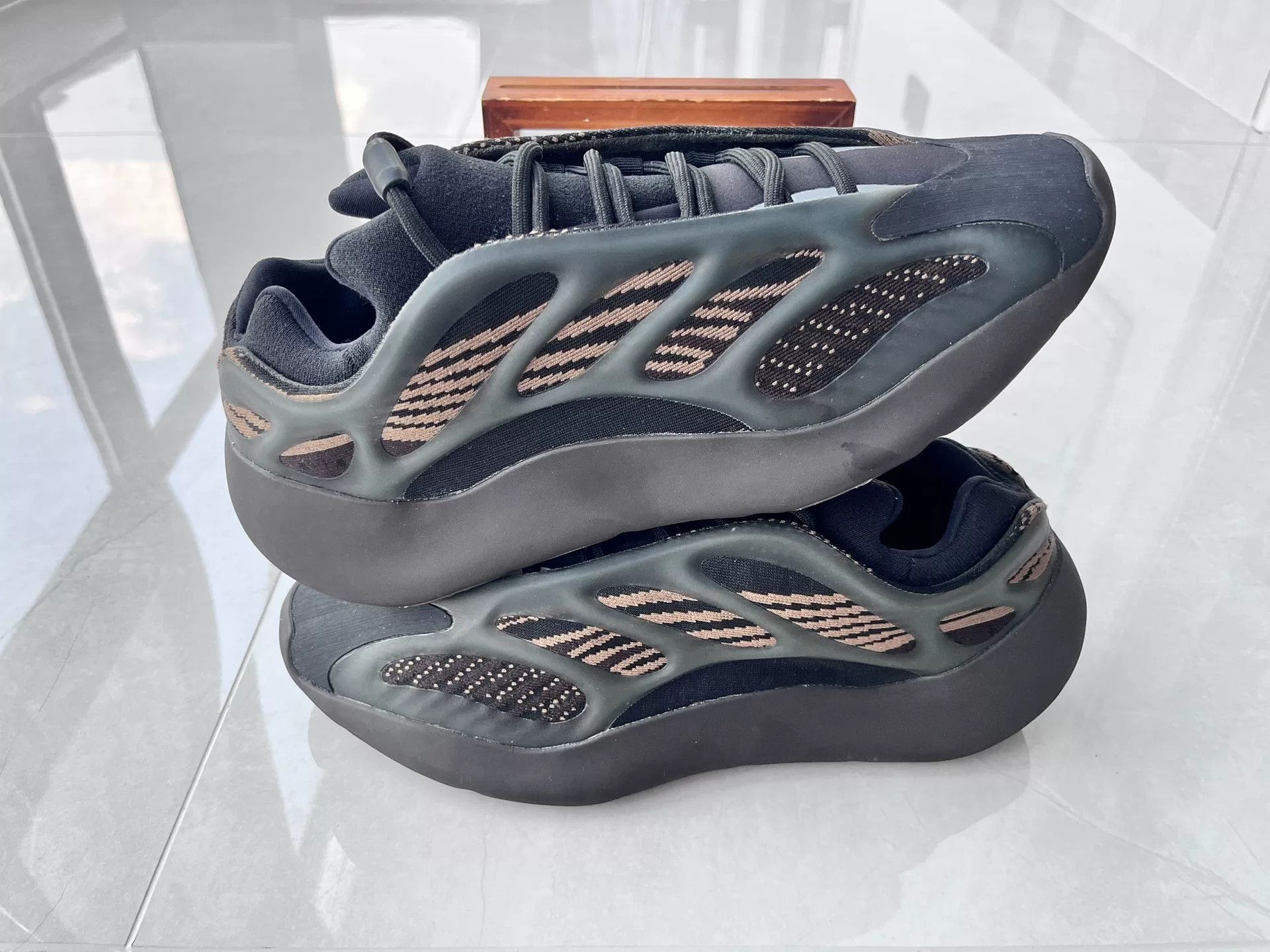 Adidas Adidas YEEZY700 Black Lowtop Sneakers 12 Men Size US 12 / EU 45 - 2 Thumbnail