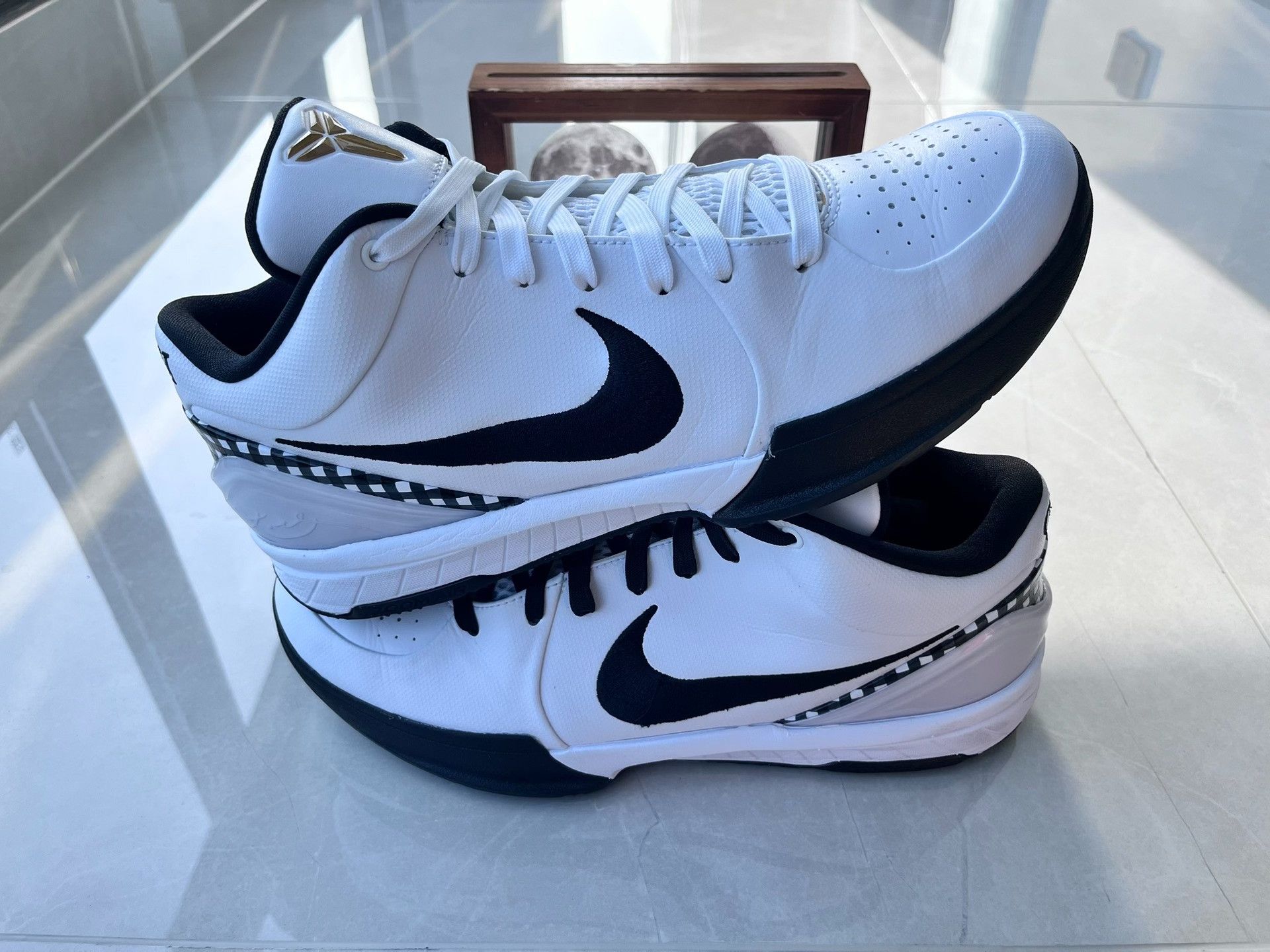 Nike Nike KOBE4 Black Lowtop Sneakers 11 Men Size US 11 / EU 44 - 2 Thumbnail