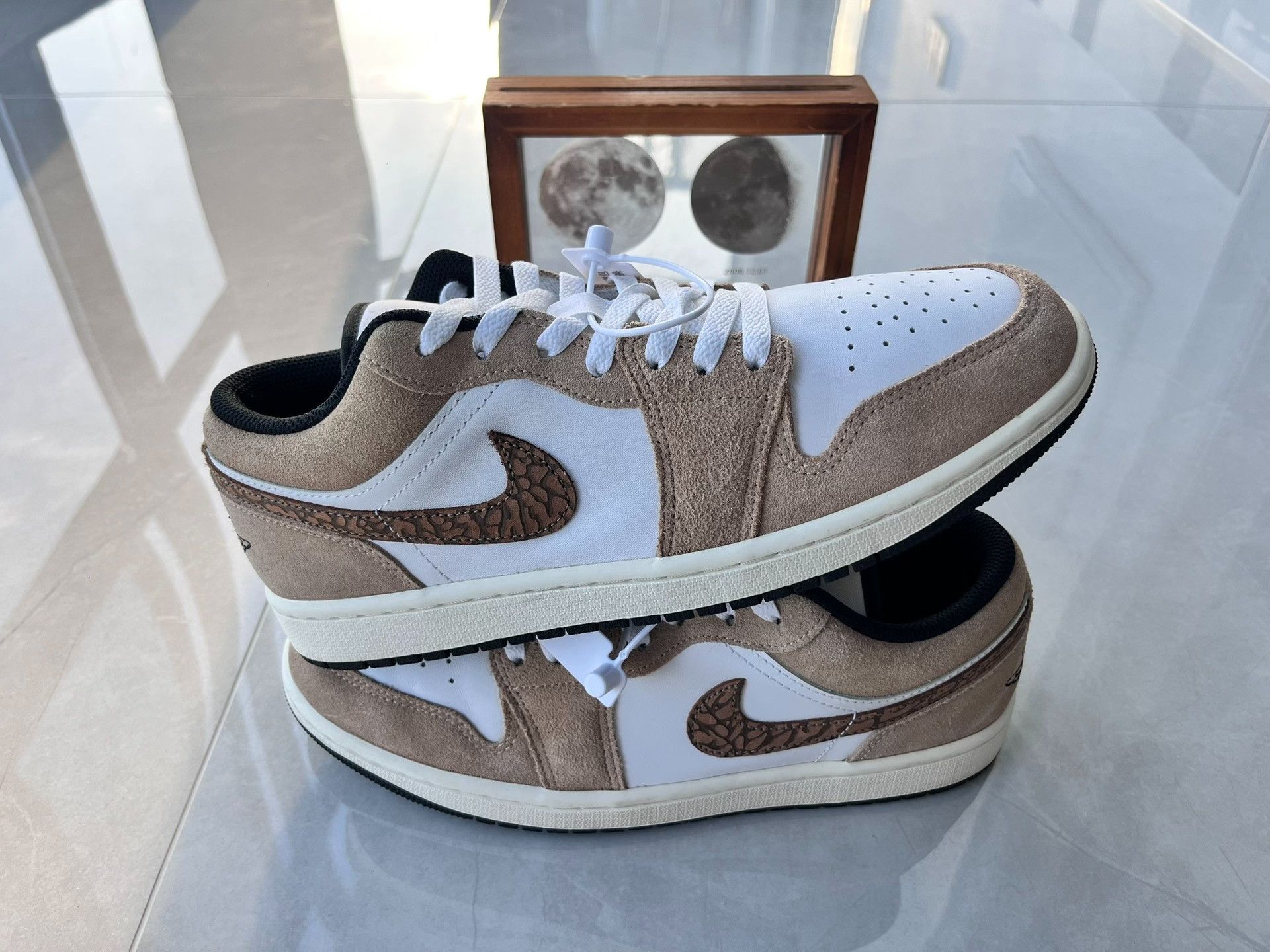 Nike Nike AJ1 Beige Lowtop Sneakers 9 Men Size US 9 / EU 42 - 2 Thumbnail