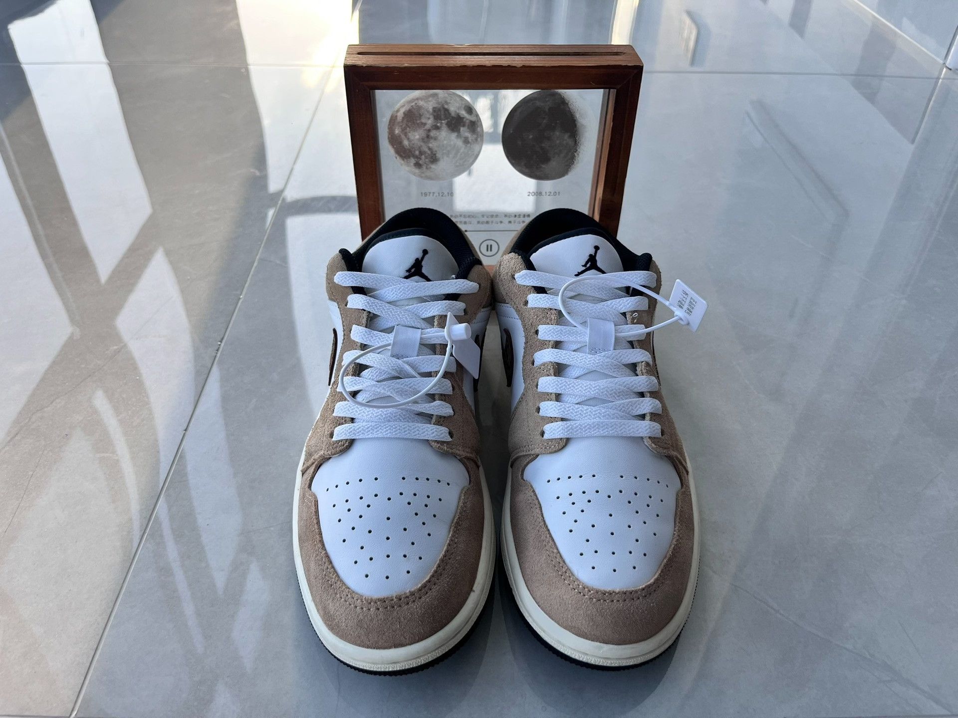 Nike Nike AJ1 Beige Lowtop Sneakers 9 Men Size US 9 / EU 42 - 4 Thumbnail