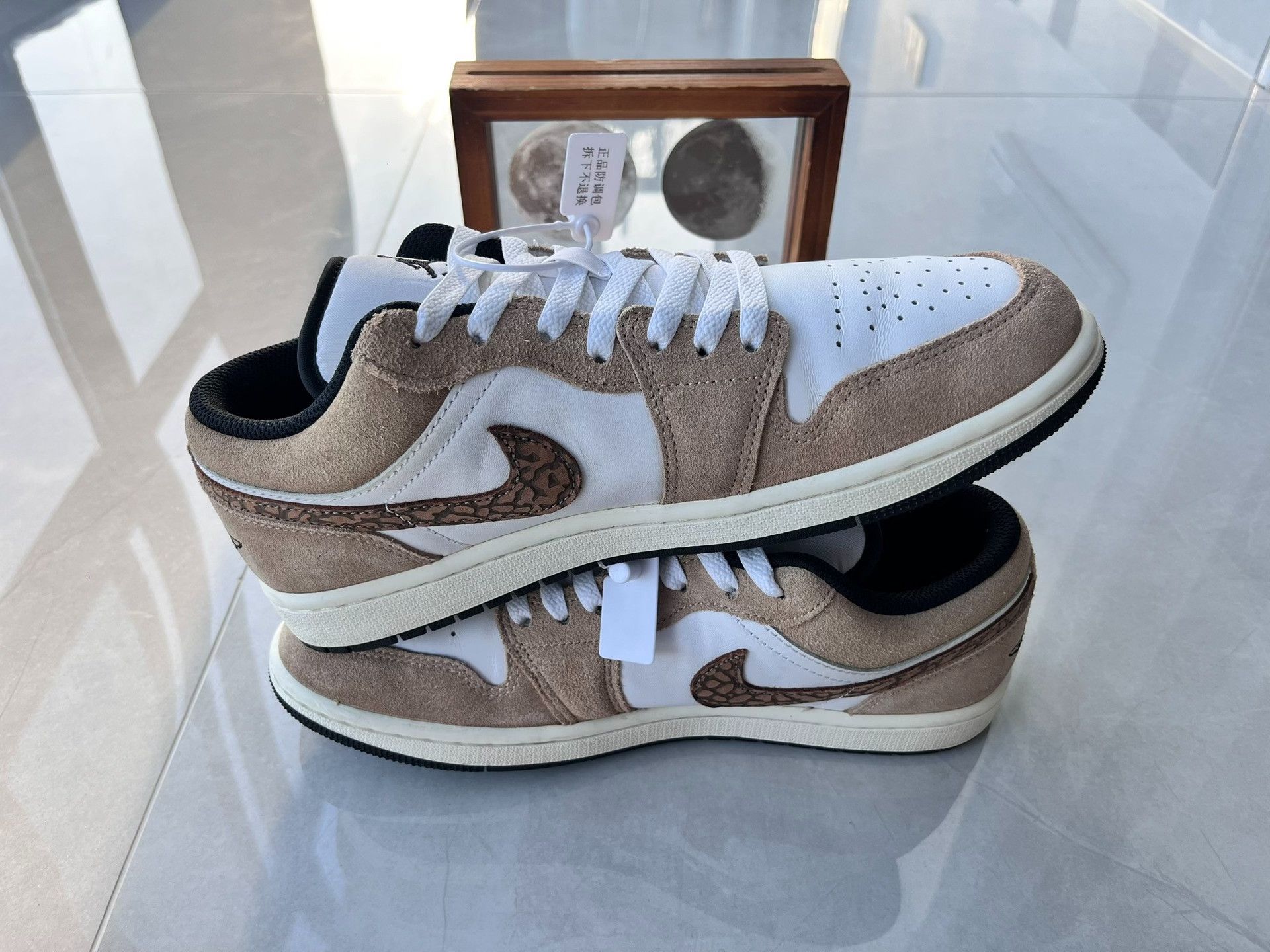 Nike Nike AJ1 Beige Lowtop Sneakers 9 Men Size US 9 / EU 42 - 3 Thumbnail