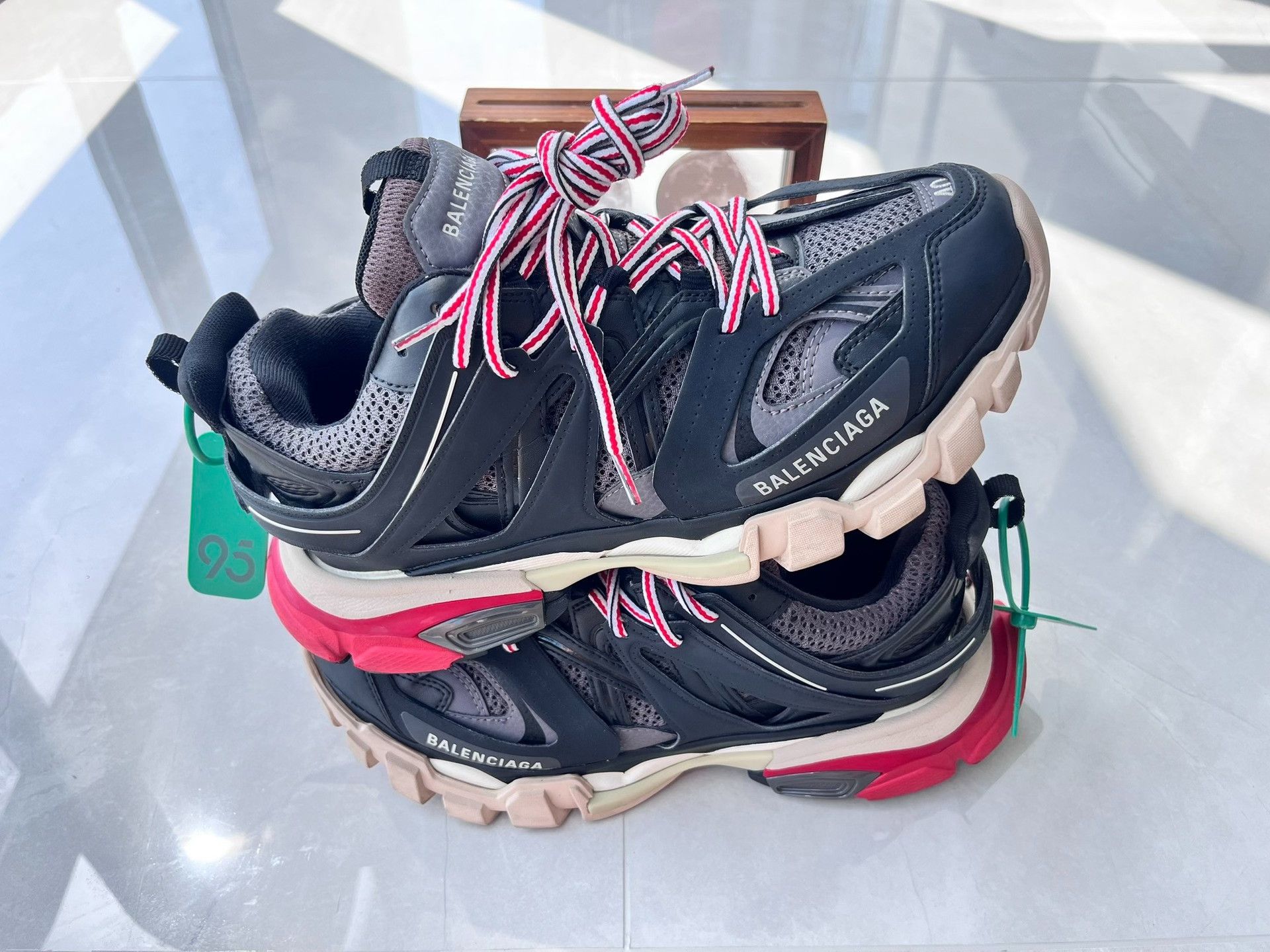 Balenciaga Balenciaga Black Lowtop Sneakers it_40 Women Size US 10 / IT 40 - 2 Thumbnail