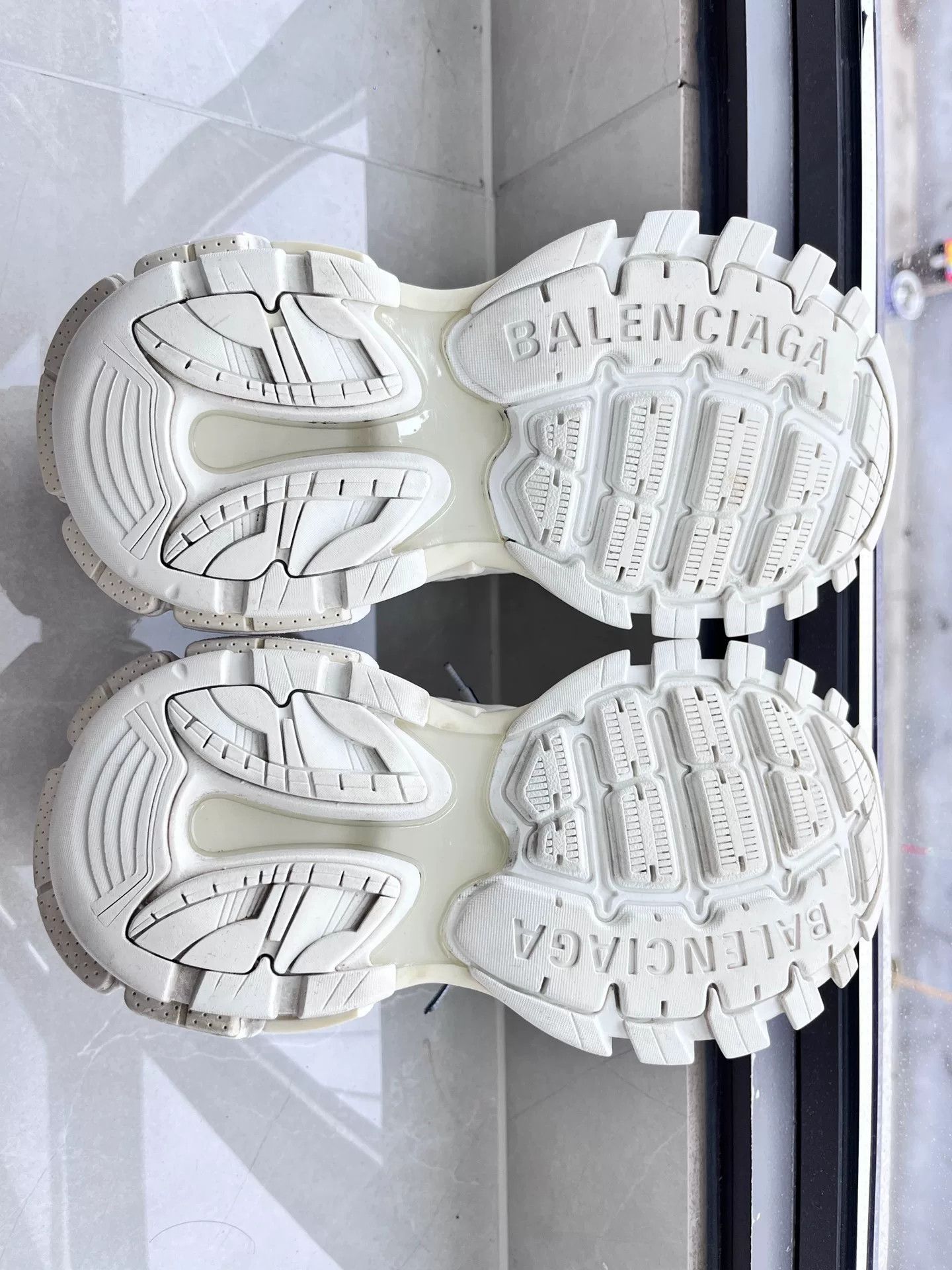Balenciaga Balenciaga White Lowtop Sneakers 8 Men Size US 8 / EU 41 - 6 Thumbnail