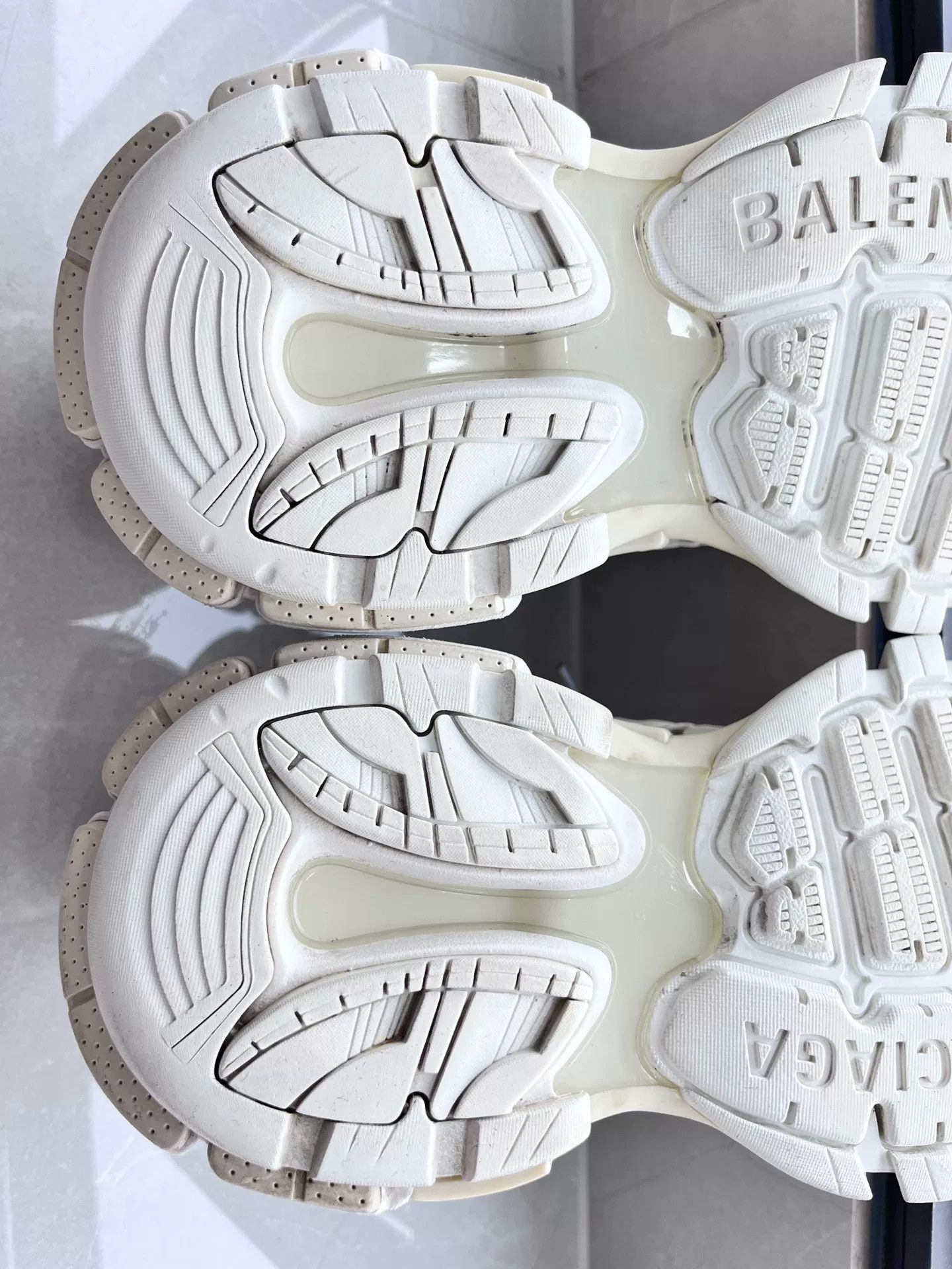 Balenciaga Balenciaga White Lowtop Sneakers 8 Men Size US 8 / EU 41 - 7 Thumbnail