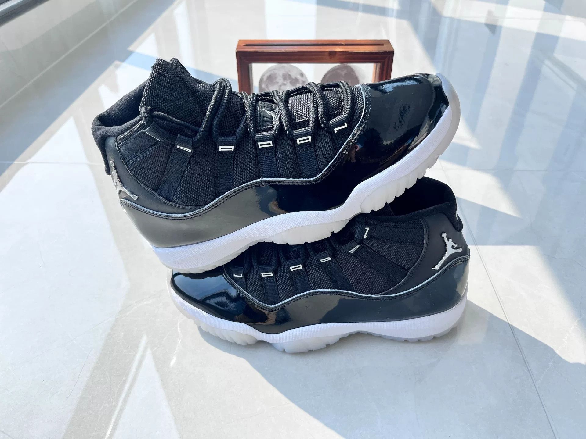 Nike Nike AJ11 Silver Lowtop Sneakers 7 Men Size US 7 / EU 40 - 2 Thumbnail
