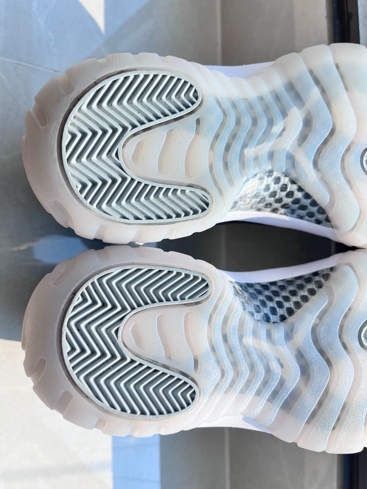 Nike Nike AJ11 Silver Lowtop Sneakers 7 Men Size US 7 / EU 40 - 8 Thumbnail