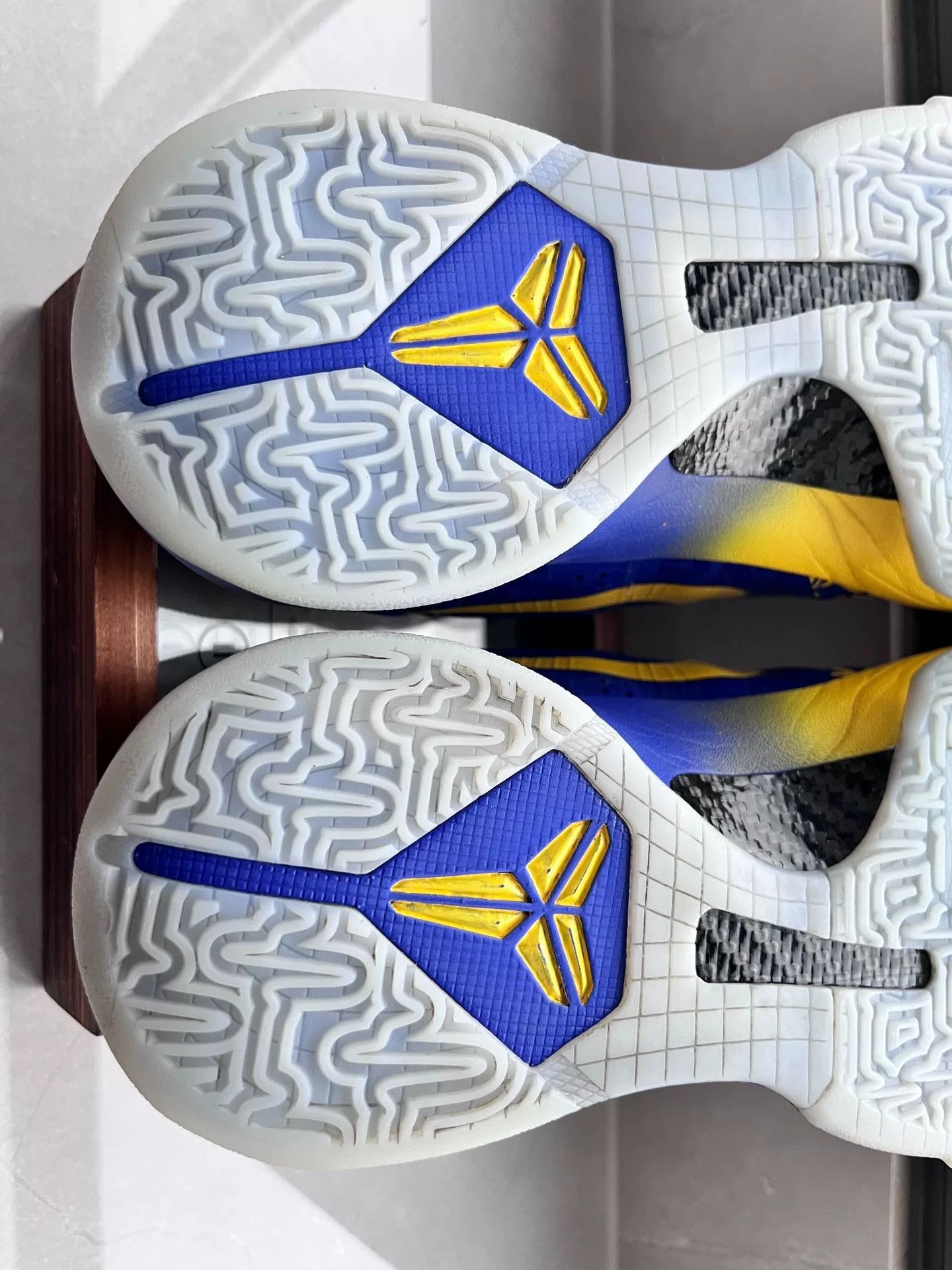 Nike Nike KOBE5 Yellow Lowtop Sneakers 10 Men Size US 10 / EU 43 - 8 Thumbnail