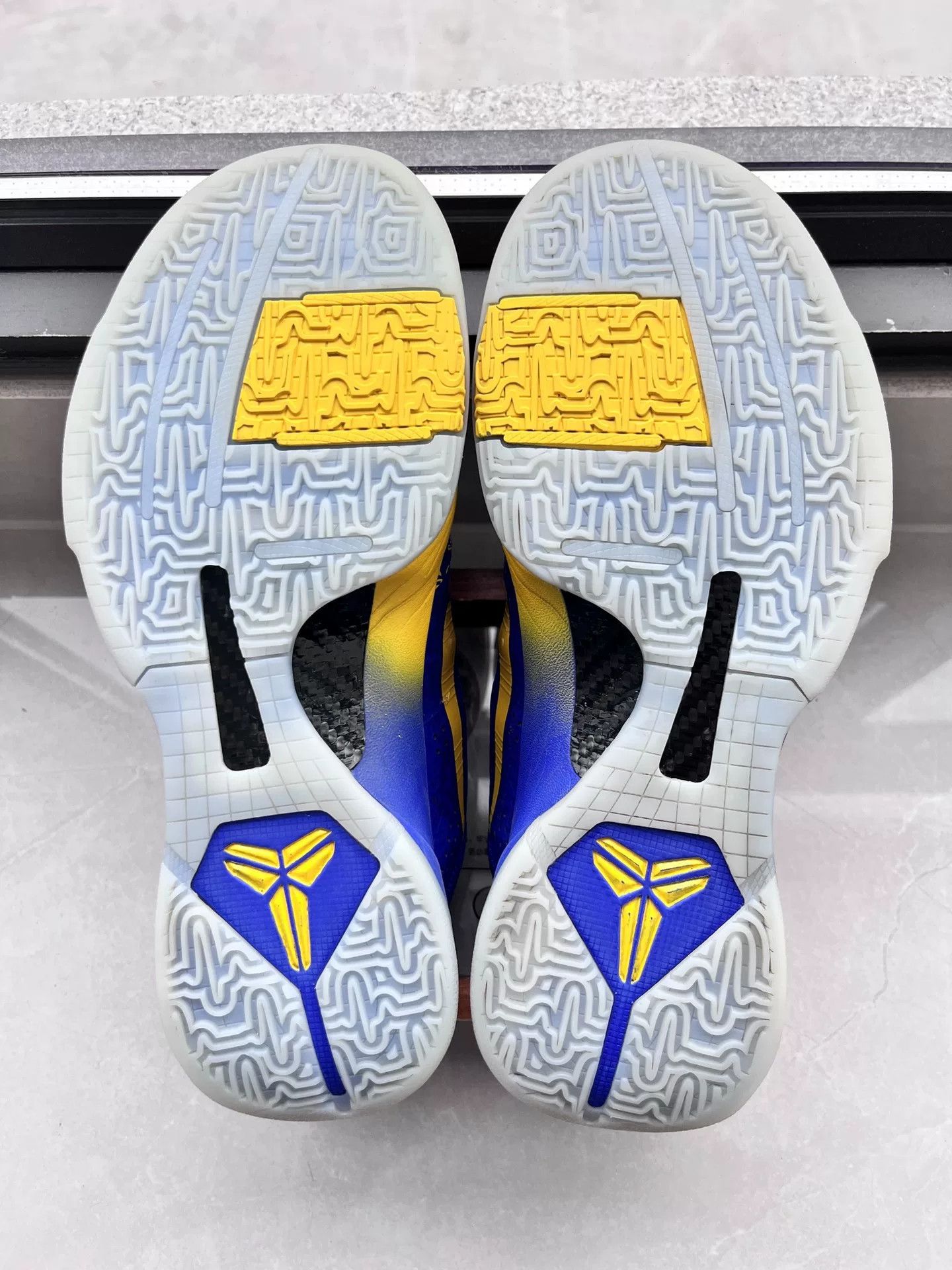 Nike Nike KOBE5 Yellow Lowtop Sneakers 10 Men Size US 10 / EU 43 - 6 Thumbnail
