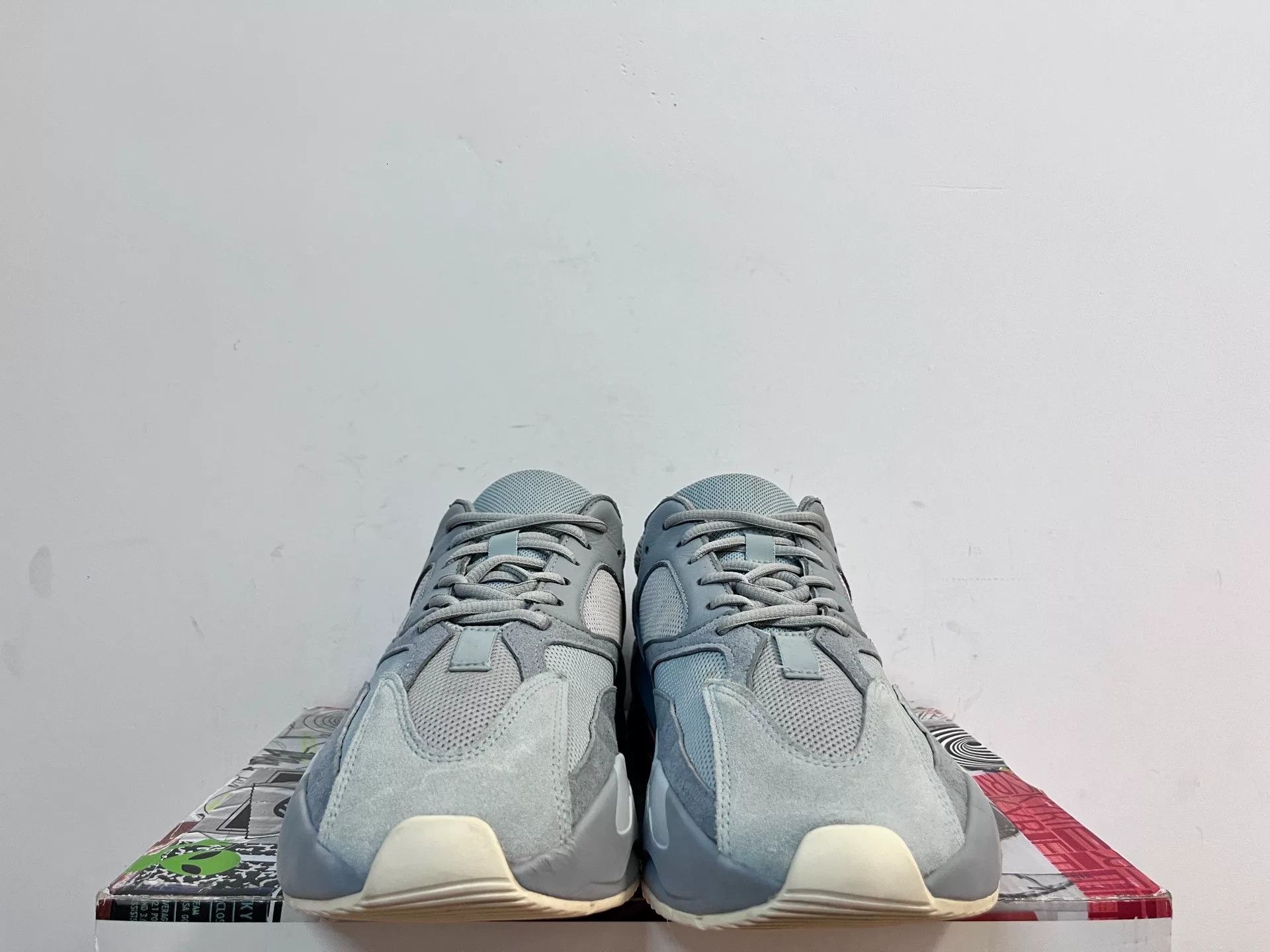 Adidas Adidas YEEZY700 White Lowtop Sneakers 12 Men Size US 12 / EU 45 - 4 Thumbnail