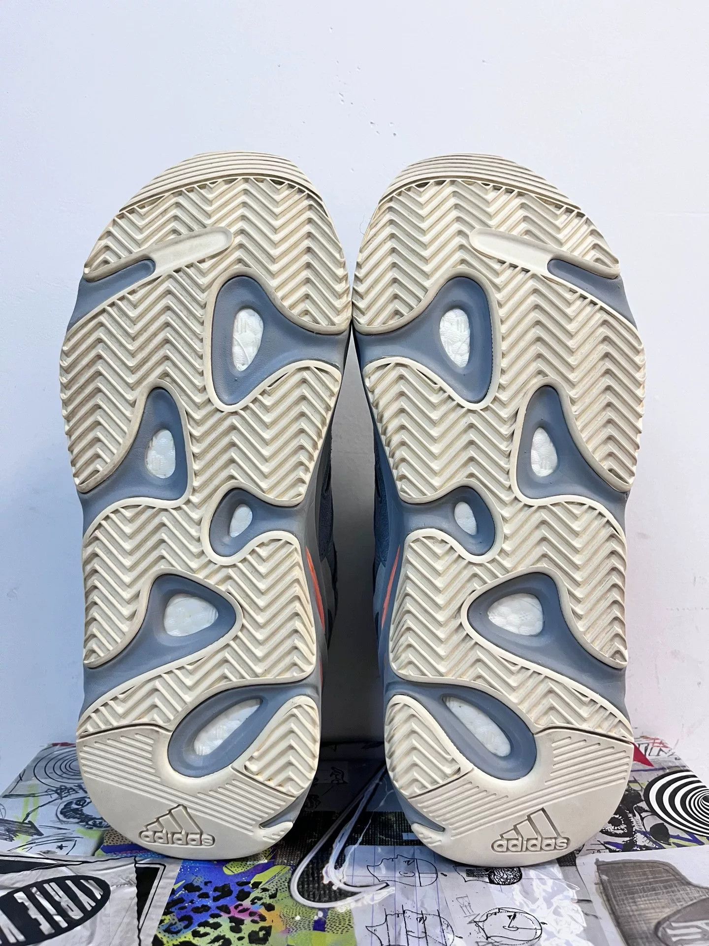Adidas Adidas YEEZY700 White Lowtop Sneakers 12 Men Size US 12 / EU 45 - 6 Thumbnail