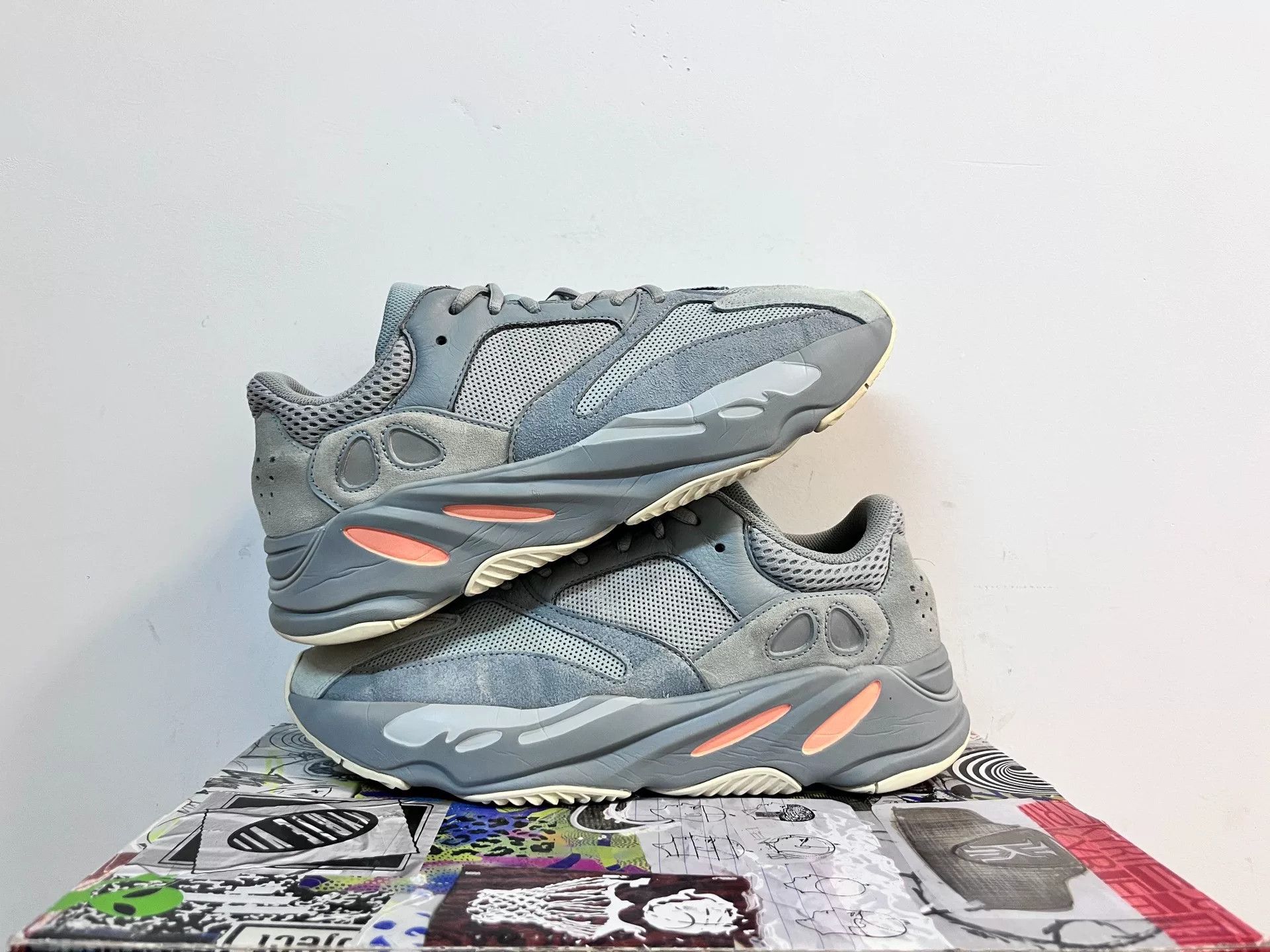 Adidas Adidas YEEZY700 White Lowtop Sneakers 12 Men Size US 12 / EU 45 - 2 Thumbnail