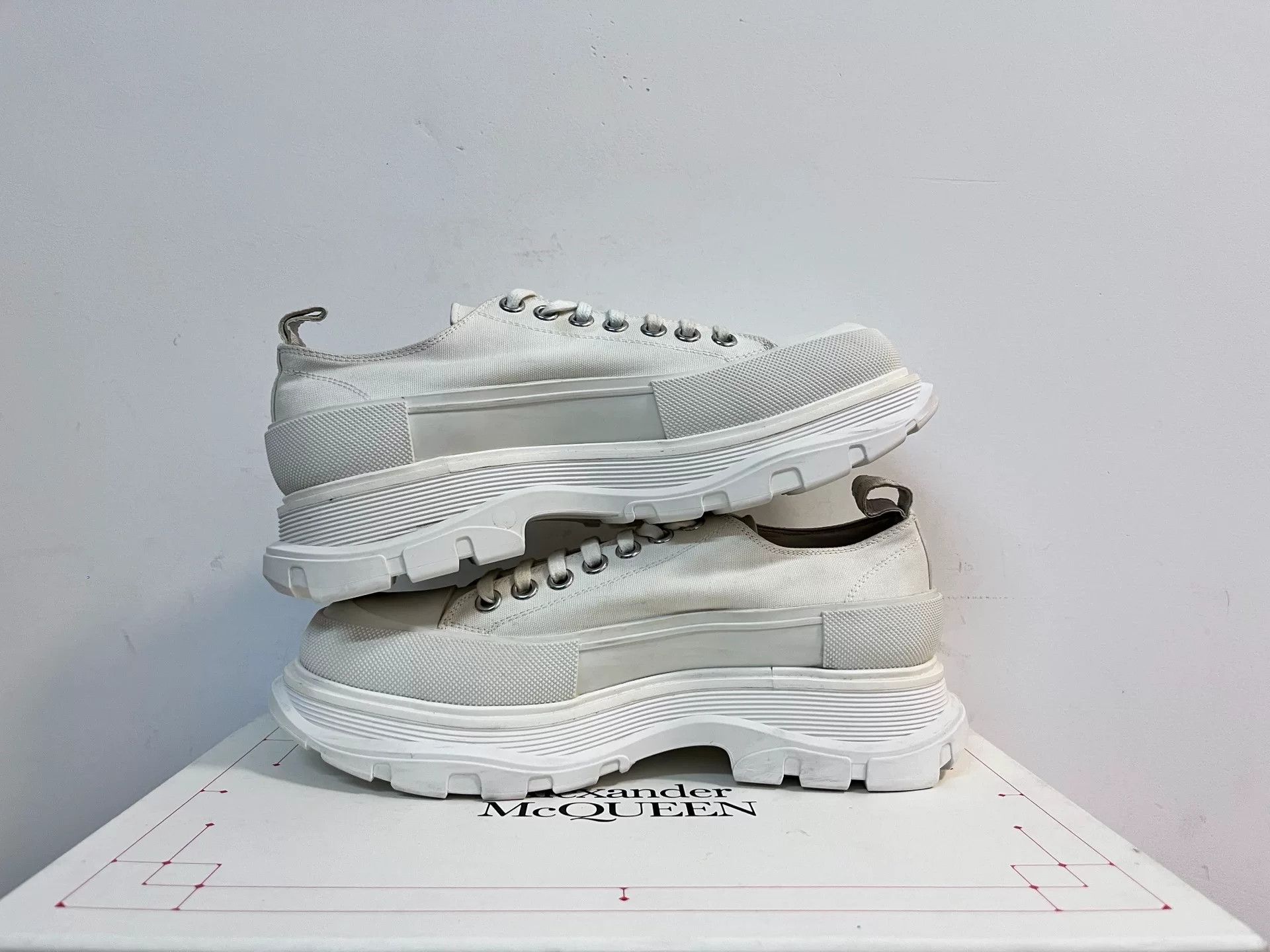 Alexander McQueen Alexander McQueen White Lowtop Sneakers 8 Men Size US 8 / EU 41 - 3 Thumbnail