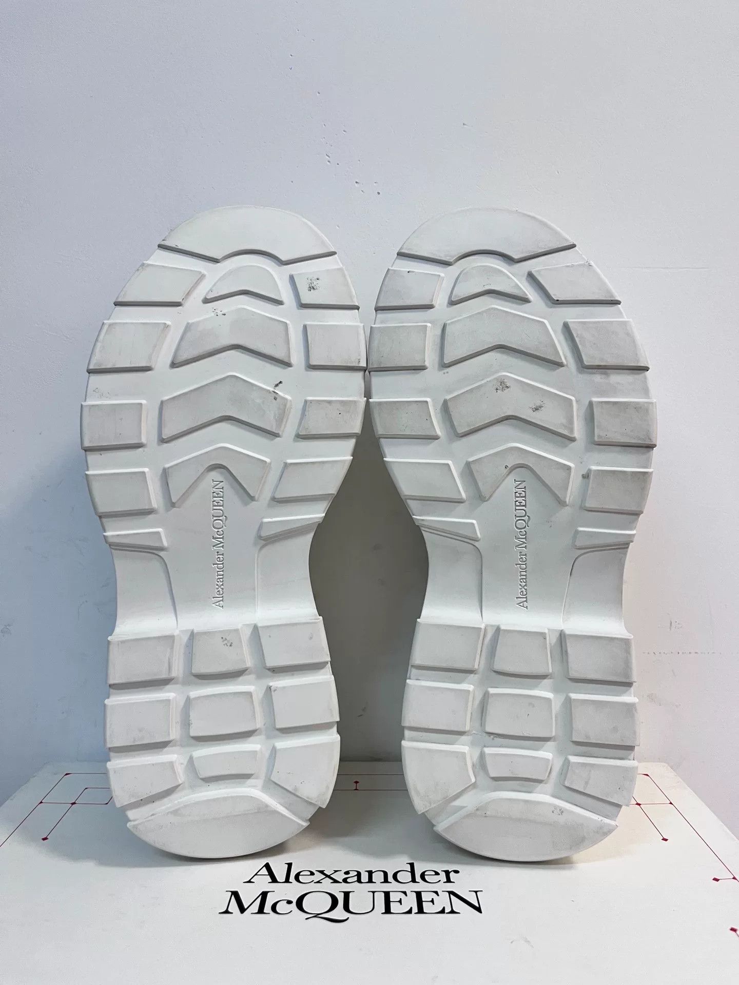 Alexander McQueen Alexander McQueen White Lowtop Sneakers 8 Men Size US 8 / EU 41 - 6 Thumbnail