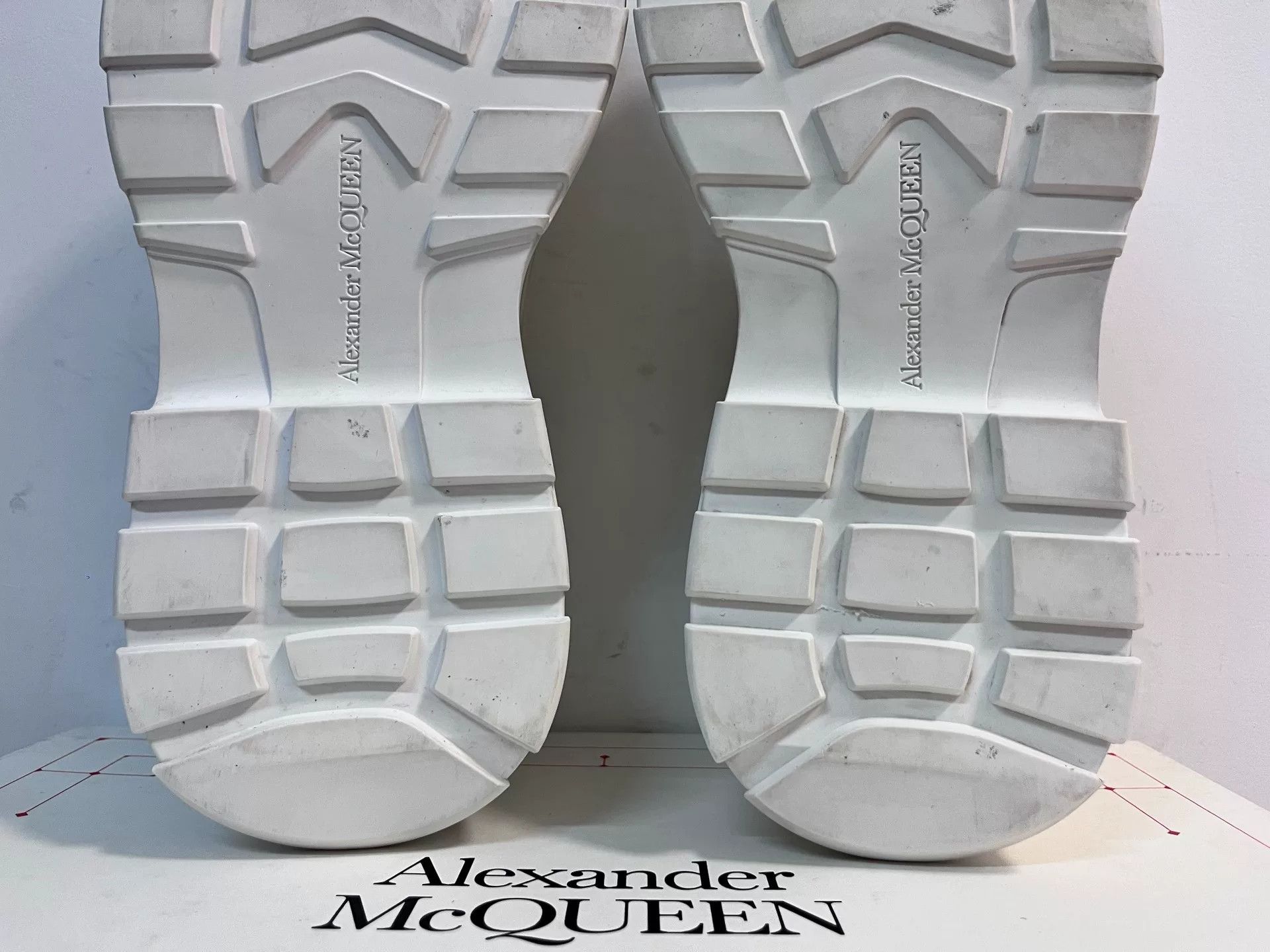 Alexander McQueen Alexander McQueen White Lowtop Sneakers 8 Men Size US 8 / EU 41 - 8 Thumbnail