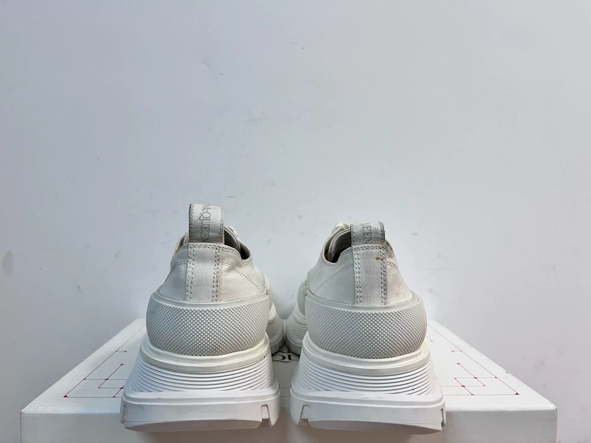 Alexander McQueen Alexander McQueen White Lowtop Sneakers 8 Men Size US 8 / EU 41 - 5 Thumbnail