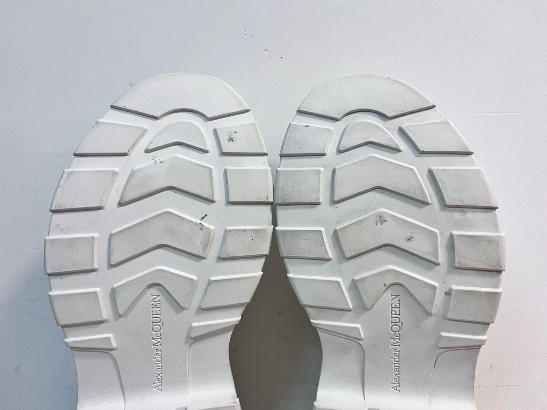 Alexander McQueen Alexander McQueen White Lowtop Sneakers 8 Men Size US 8 / EU 41 - 7 Thumbnail