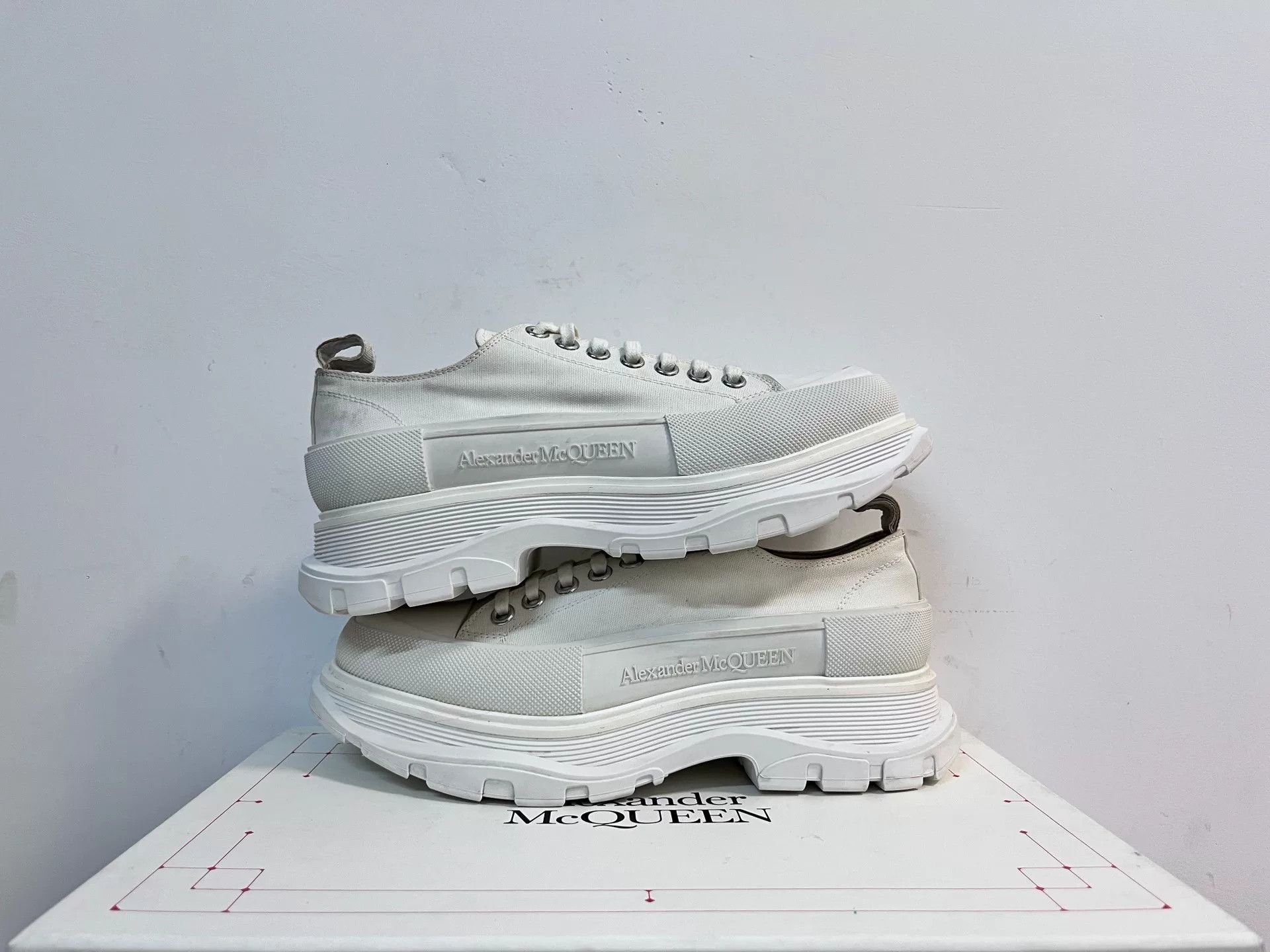 Alexander McQueen Alexander McQueen White Lowtop Sneakers 8 Men Size US 8 / EU 41 - 2 Thumbnail