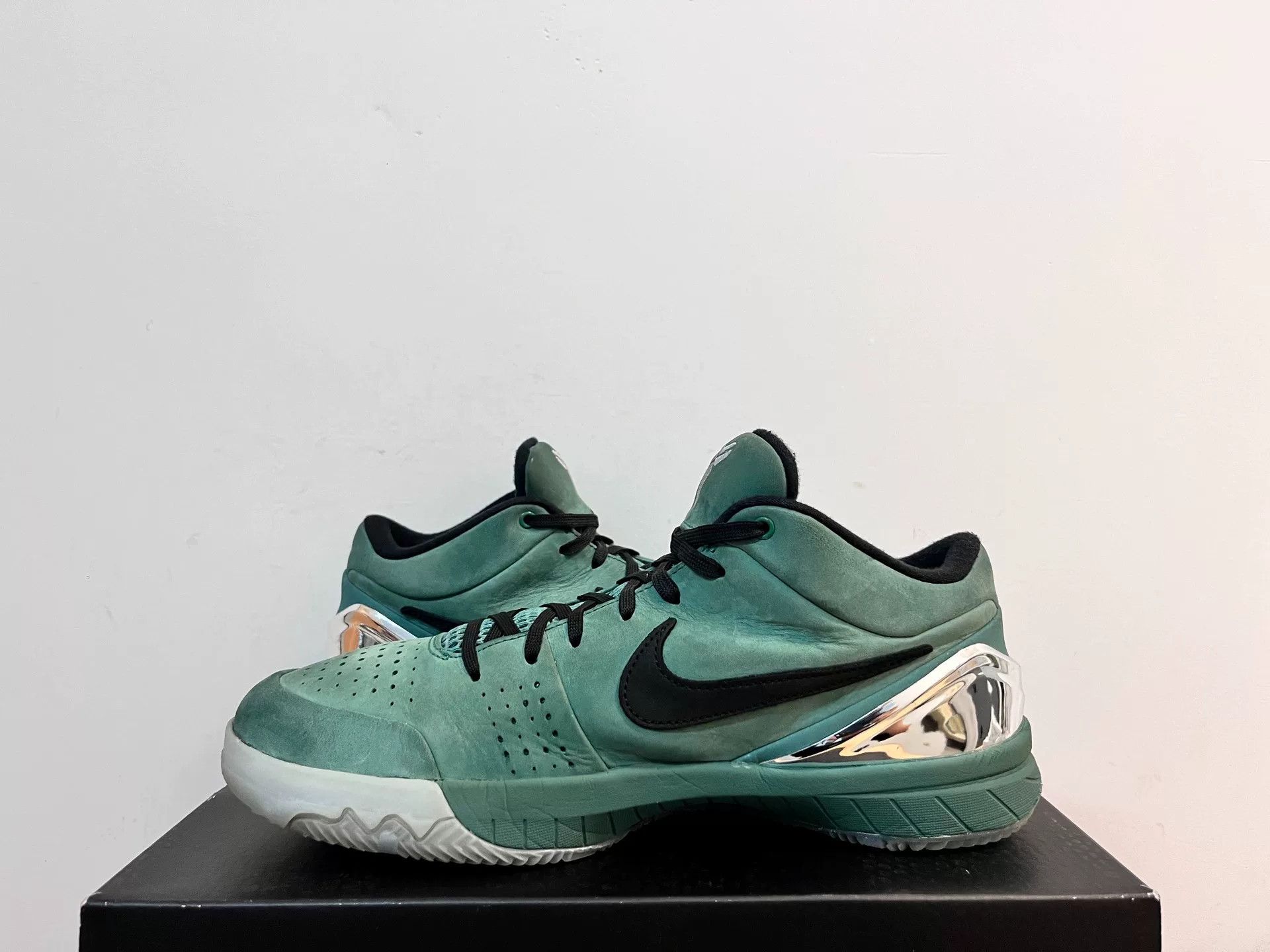 Nike Nike KOBE4 Green Lowtop Sneakers 11 Men Size US 11 / EU 44 - 3 Thumbnail