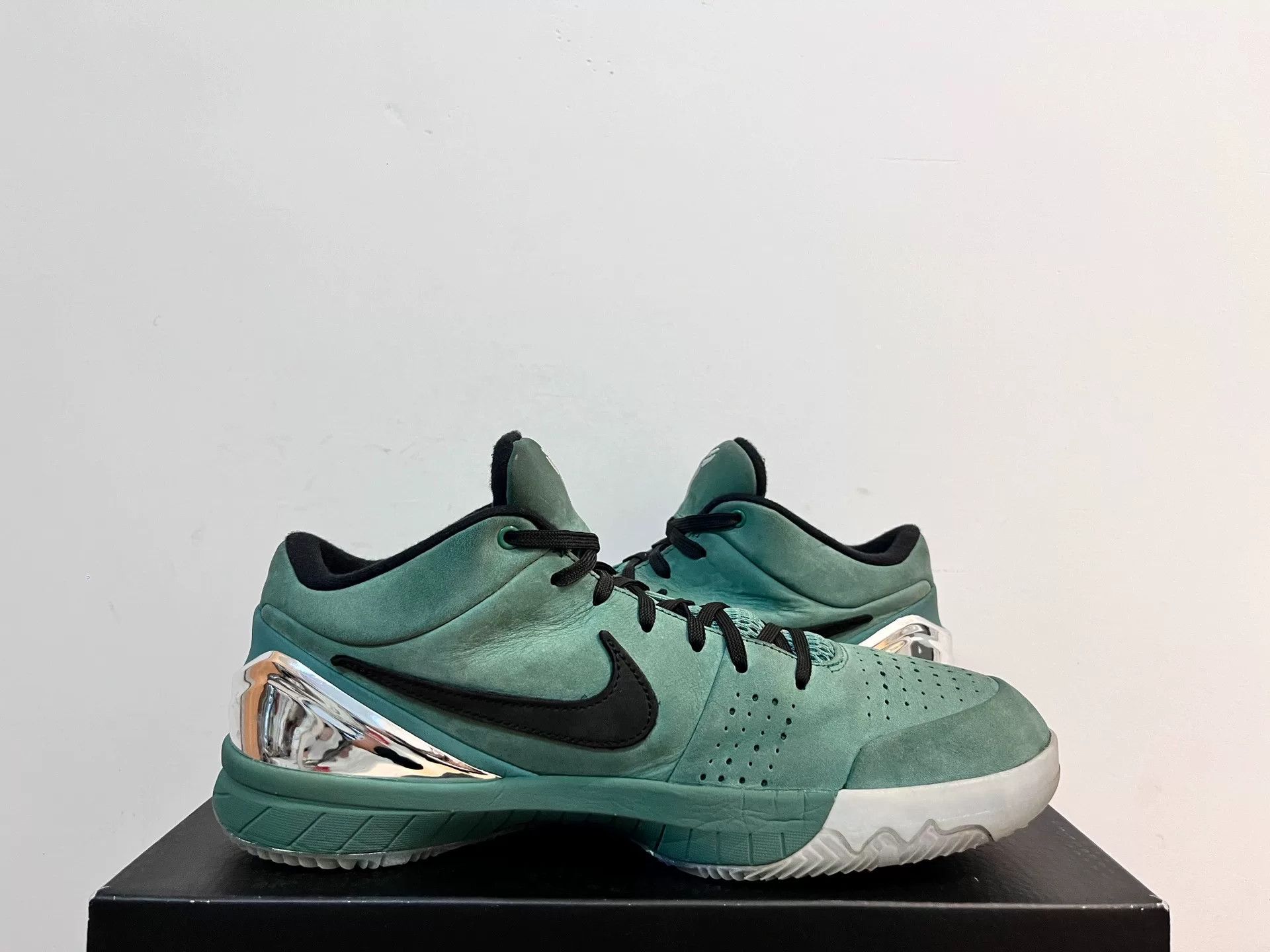 Nike Nike KOBE4 Green Lowtop Sneakers 11 Men Size US 11 / EU 44 - 4 Thumbnail