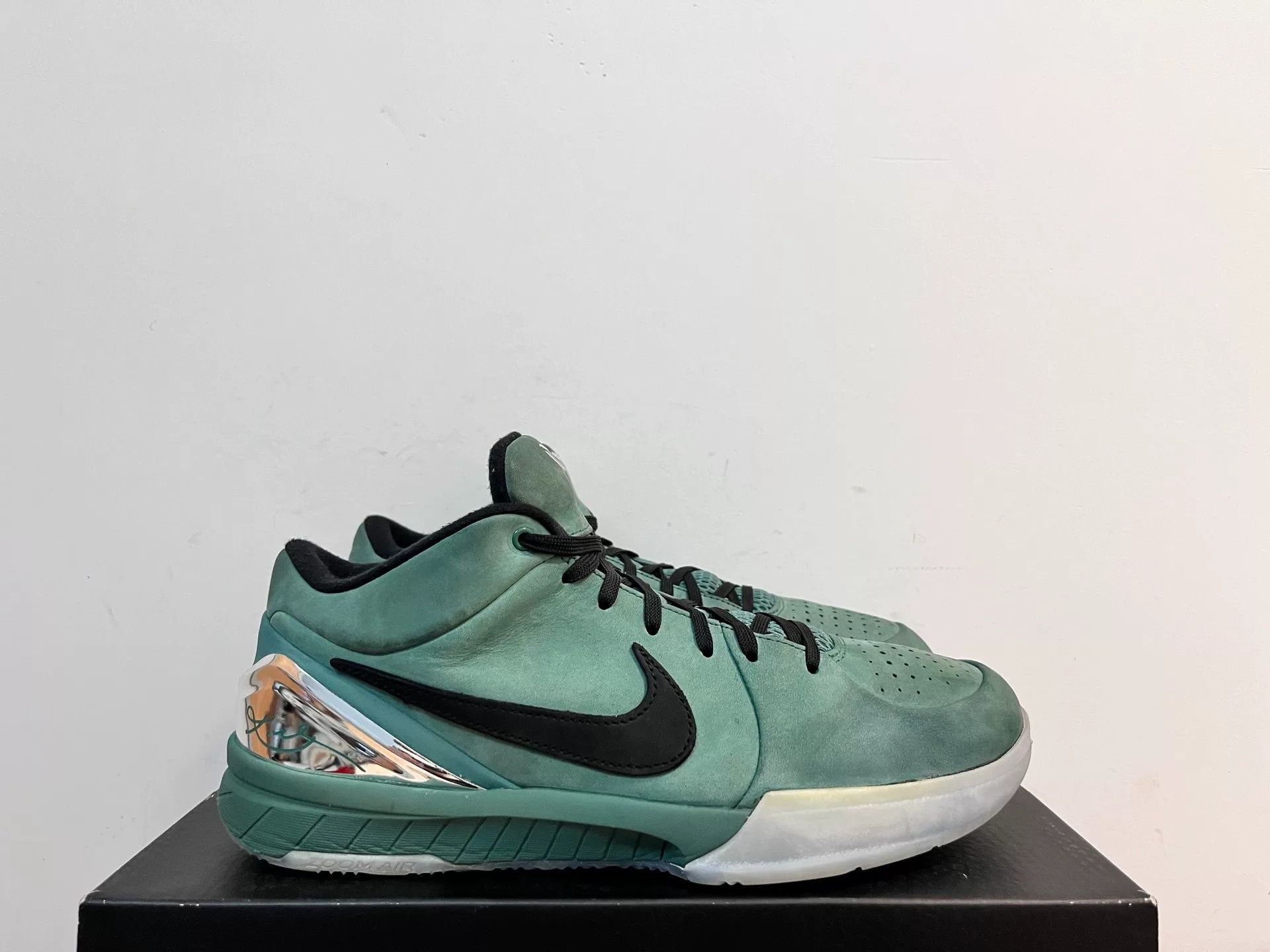 Nike Nike KOBE4 Green Lowtop Sneakers 11 Men Size US 11 / EU 44 - 2 Thumbnail