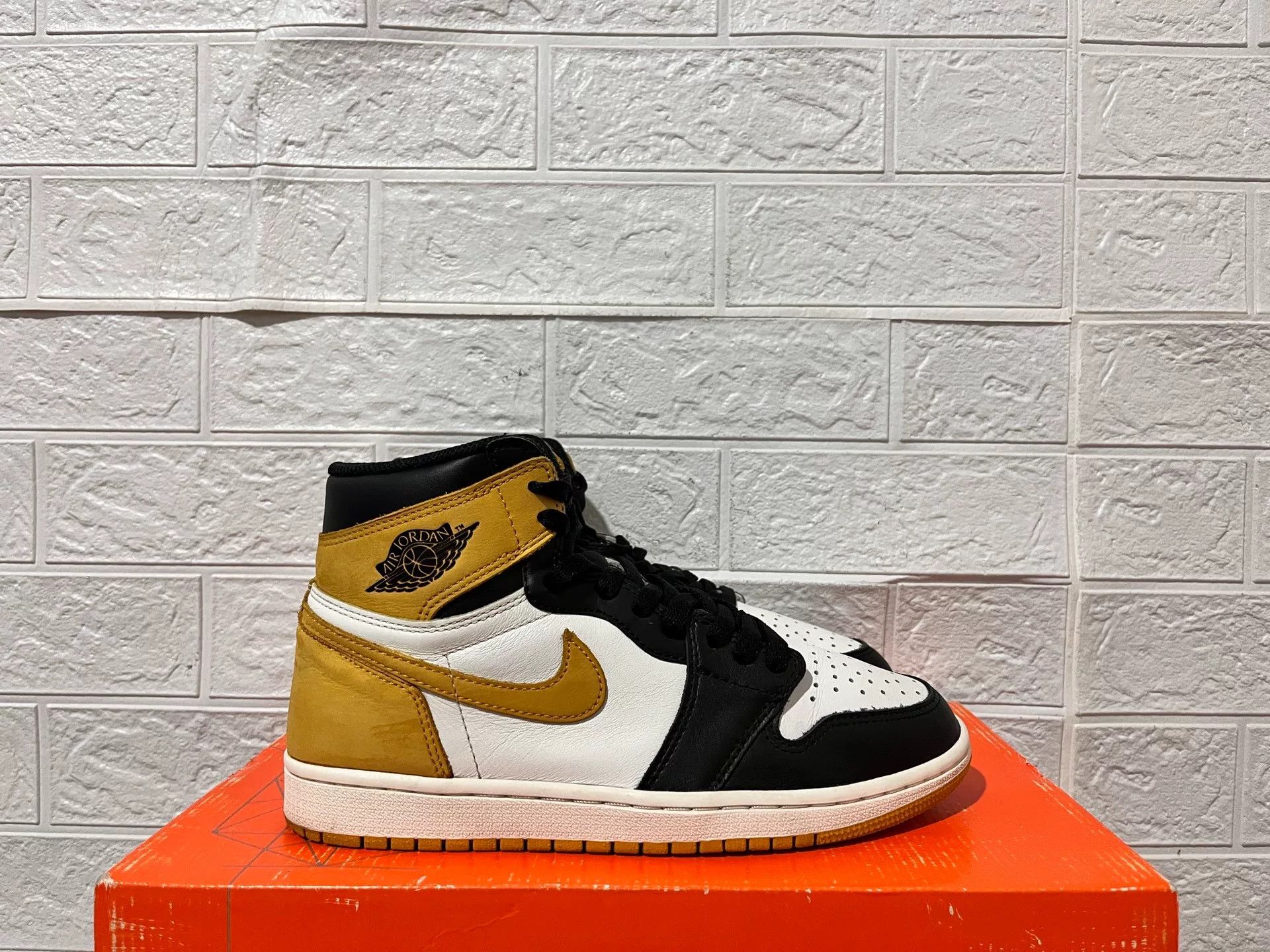 Nike Nike AJ1 Yellow Lowtop Sneakers 8 Men Size US 8 / EU 41 - 2 Thumbnail