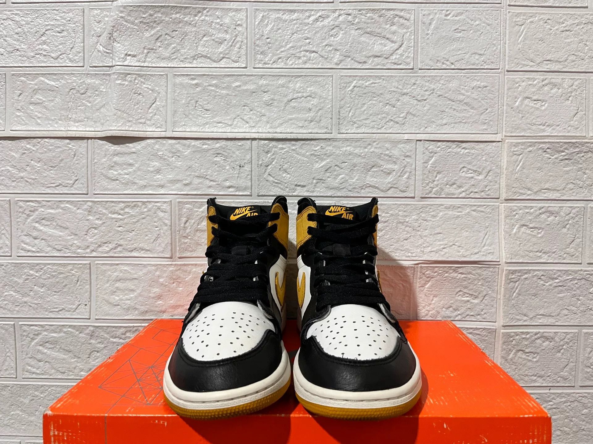 Nike Nike AJ1 Yellow Lowtop Sneakers 8 Men Size US 8 / EU 41 - 5 Thumbnail