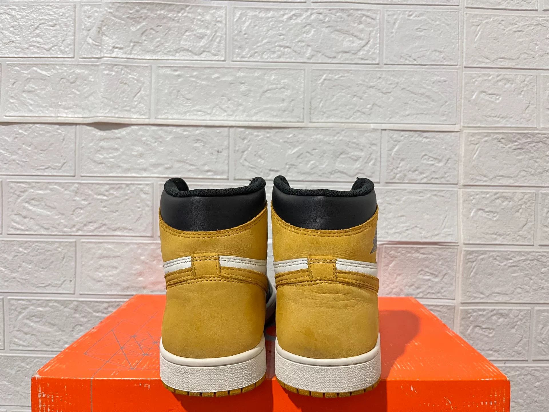 Nike Nike AJ1 Yellow Lowtop Sneakers 8 Men Size US 8 / EU 41 - 6 Thumbnail