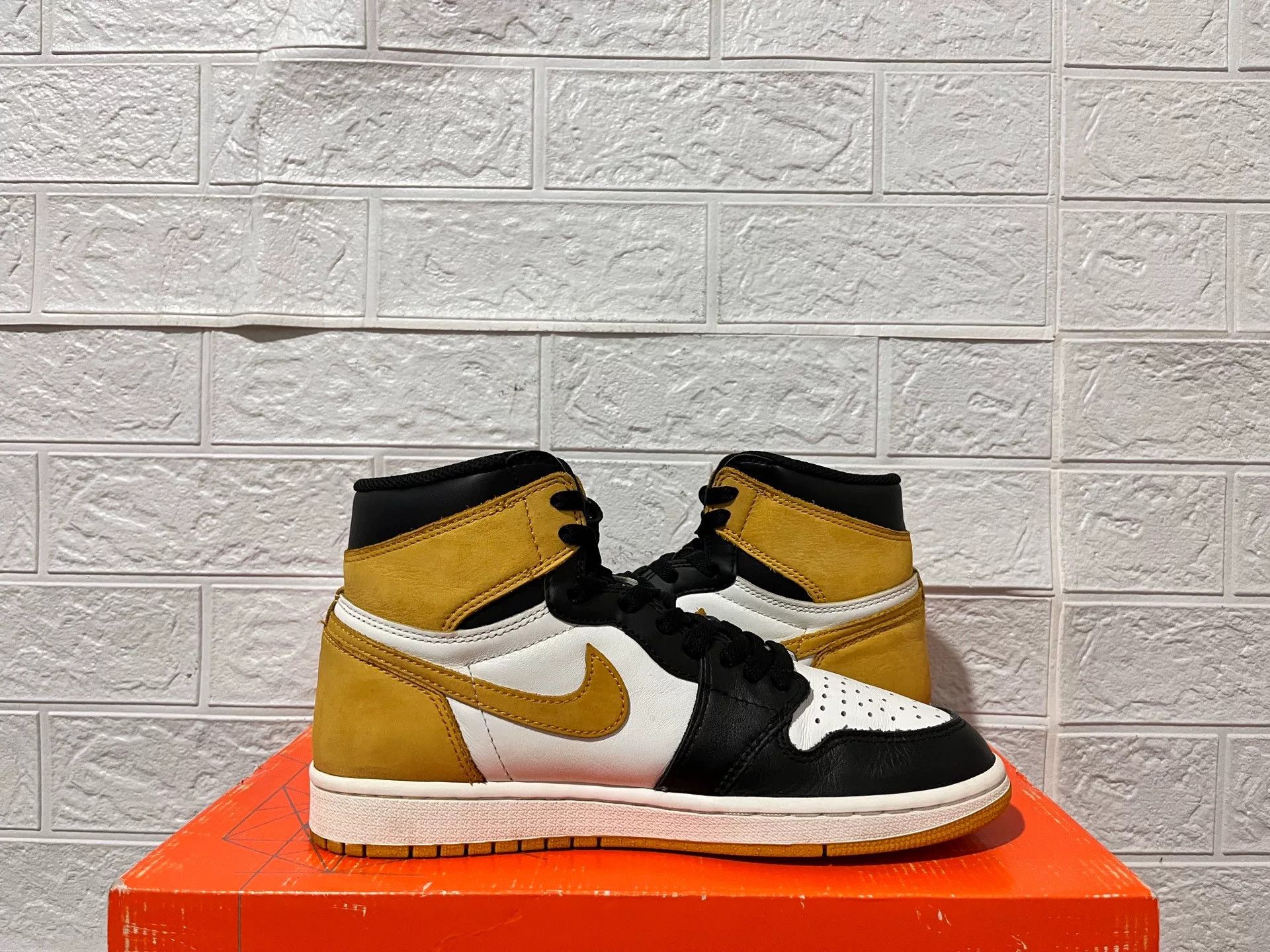 Nike Nike AJ1 Yellow Lowtop Sneakers 8 Men Size US 8 / EU 41 - 4 Thumbnail