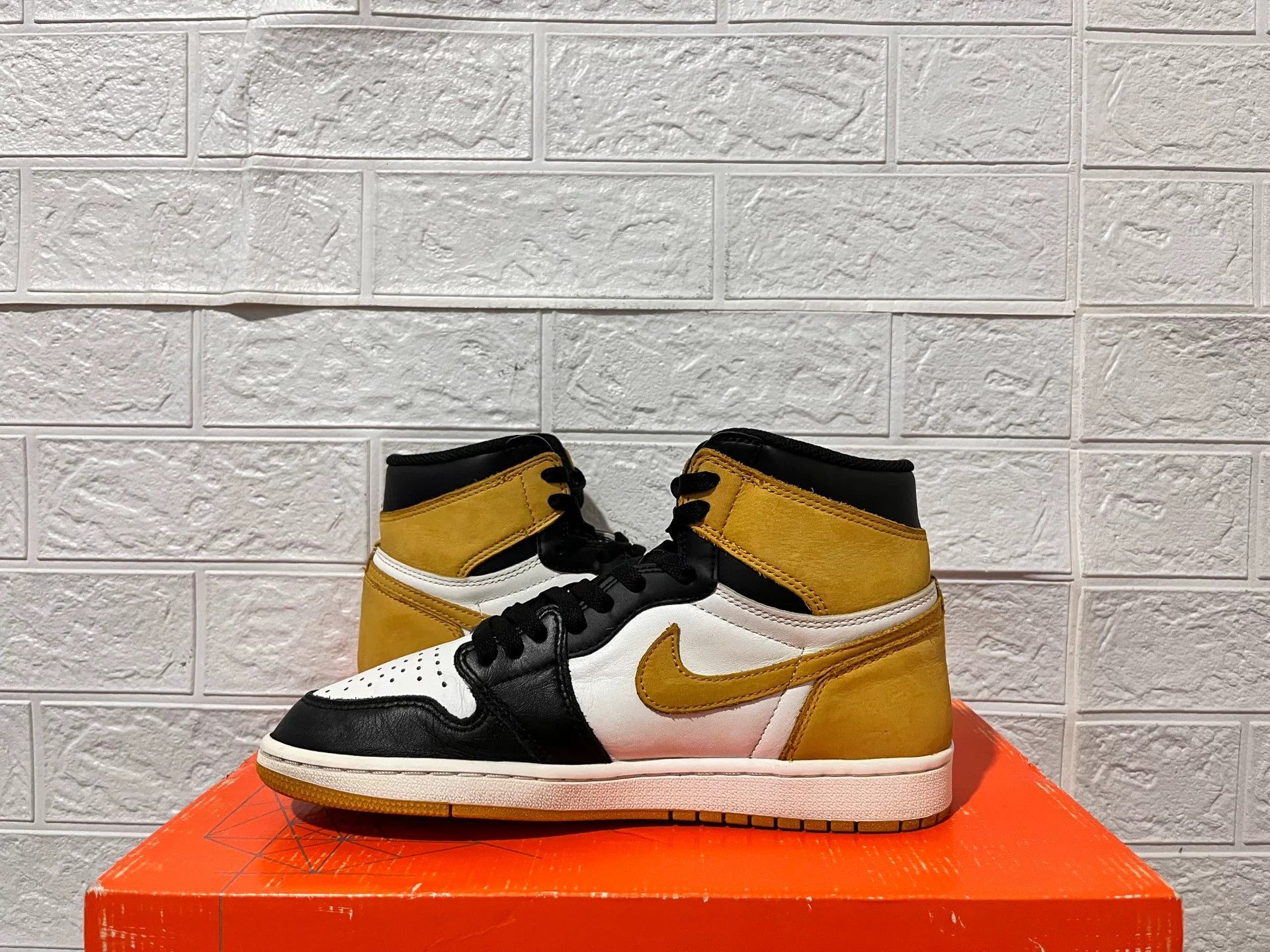 Nike Nike AJ1 Yellow Lowtop Sneakers 8 Men Size US 8 / EU 41 - 3 Thumbnail
