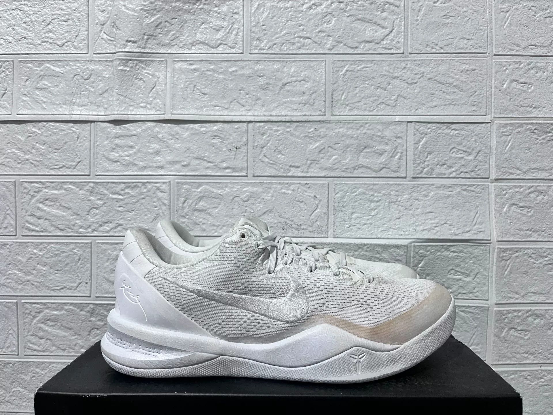 Nike Nike White Lowtop Sneakers 11 Men Size US 11 / EU 44 - 2 Thumbnail