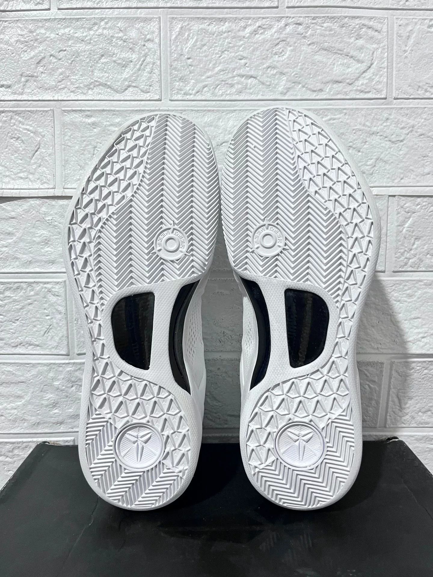 Nike Nike White Lowtop Sneakers 11 Men Size US 11 / EU 44 - 7 Thumbnail