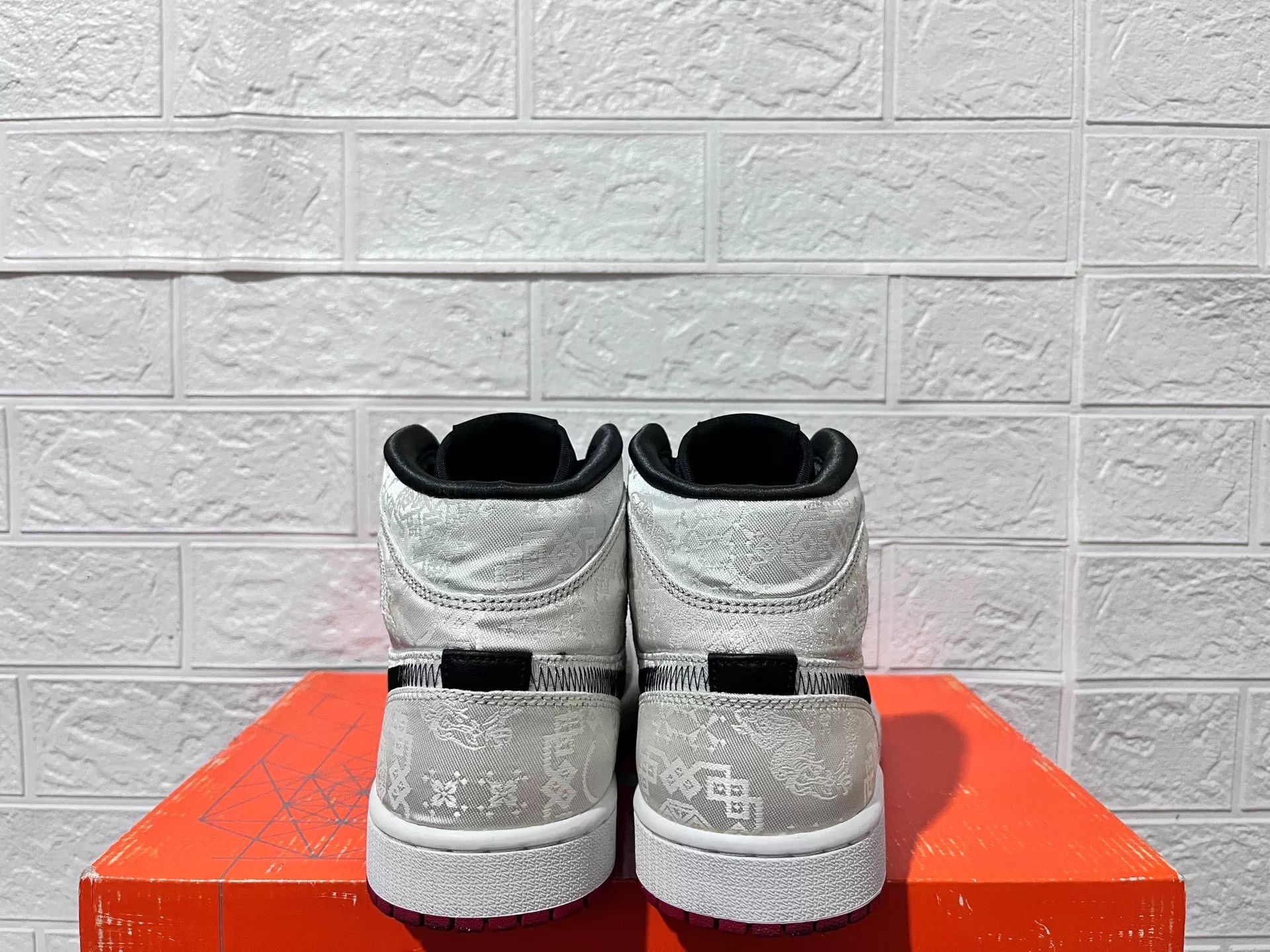 Nike Nike AJ1 White Lowtop Sneakers 9 Men Size US 9 / EU 42 - 6 Thumbnail