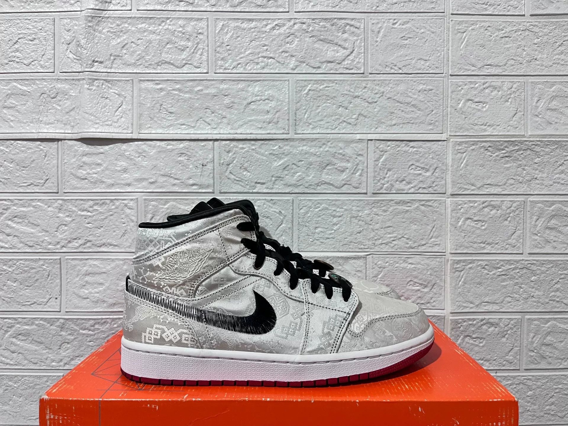 Nike Nike AJ1 White Lowtop Sneakers 9 Men Size US 9 / EU 42 - 2 Thumbnail