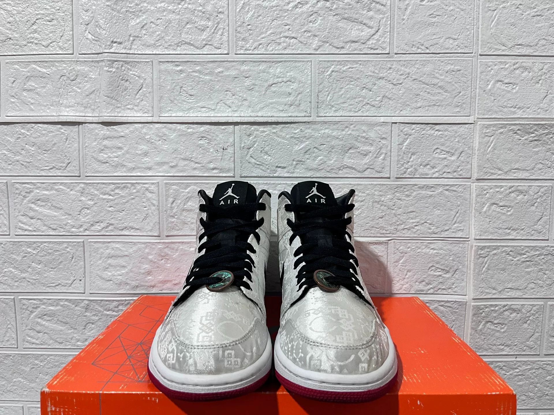 Nike Nike AJ1 White Lowtop Sneakers 9 Men Size US 9 / EU 42 - 5 Thumbnail