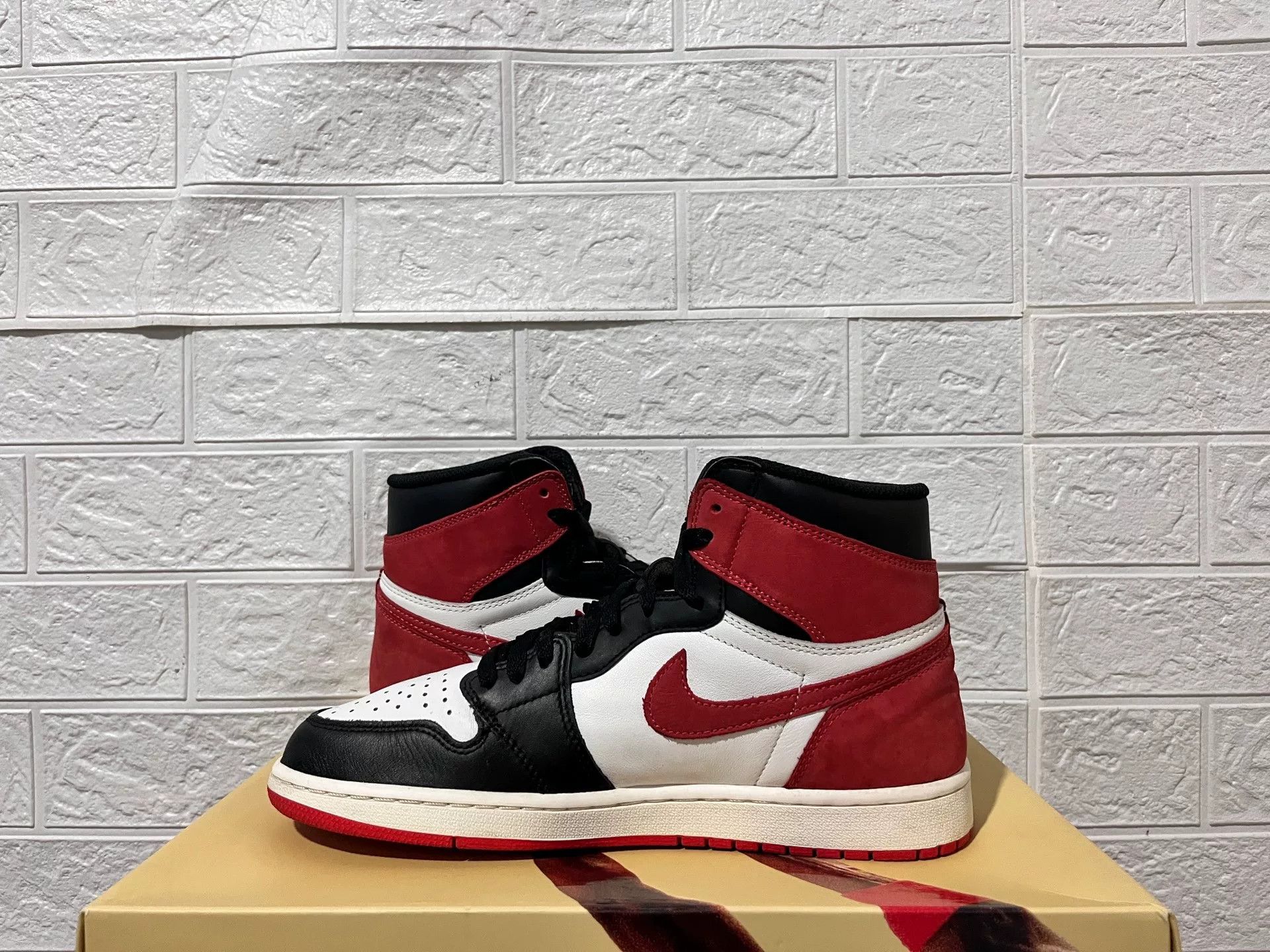 Nike Nike AJ1 Red Lowtop Sneakers 10 Men Size US 10 / EU 43 - 3 Thumbnail