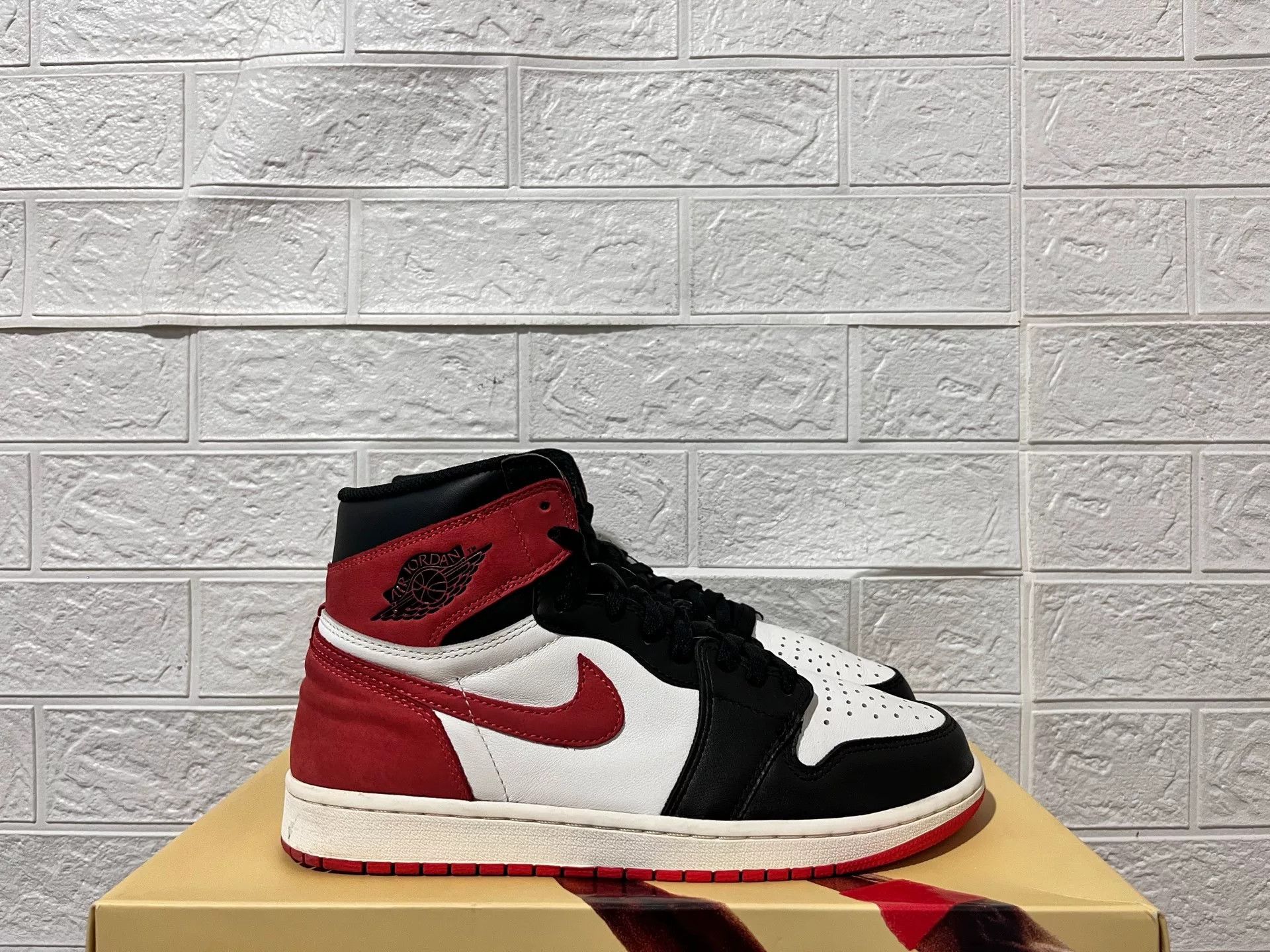 Nike Nike AJ1 Red Lowtop Sneakers 10 Men Size US 10 / EU 43 - 2 Thumbnail
