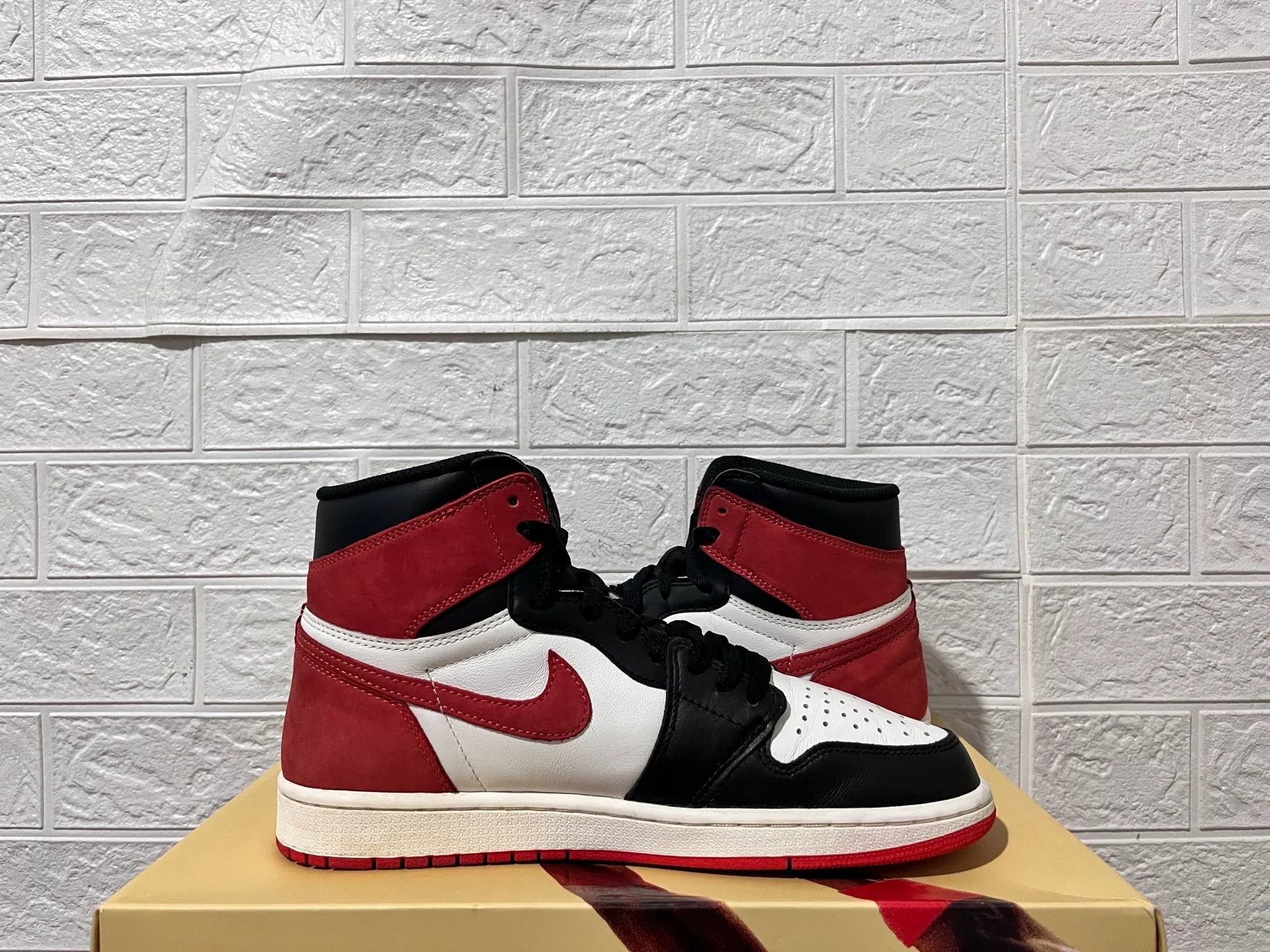 Nike Nike AJ1 Red Lowtop Sneakers 10 Men Size US 10 / EU 43 - 4 Thumbnail